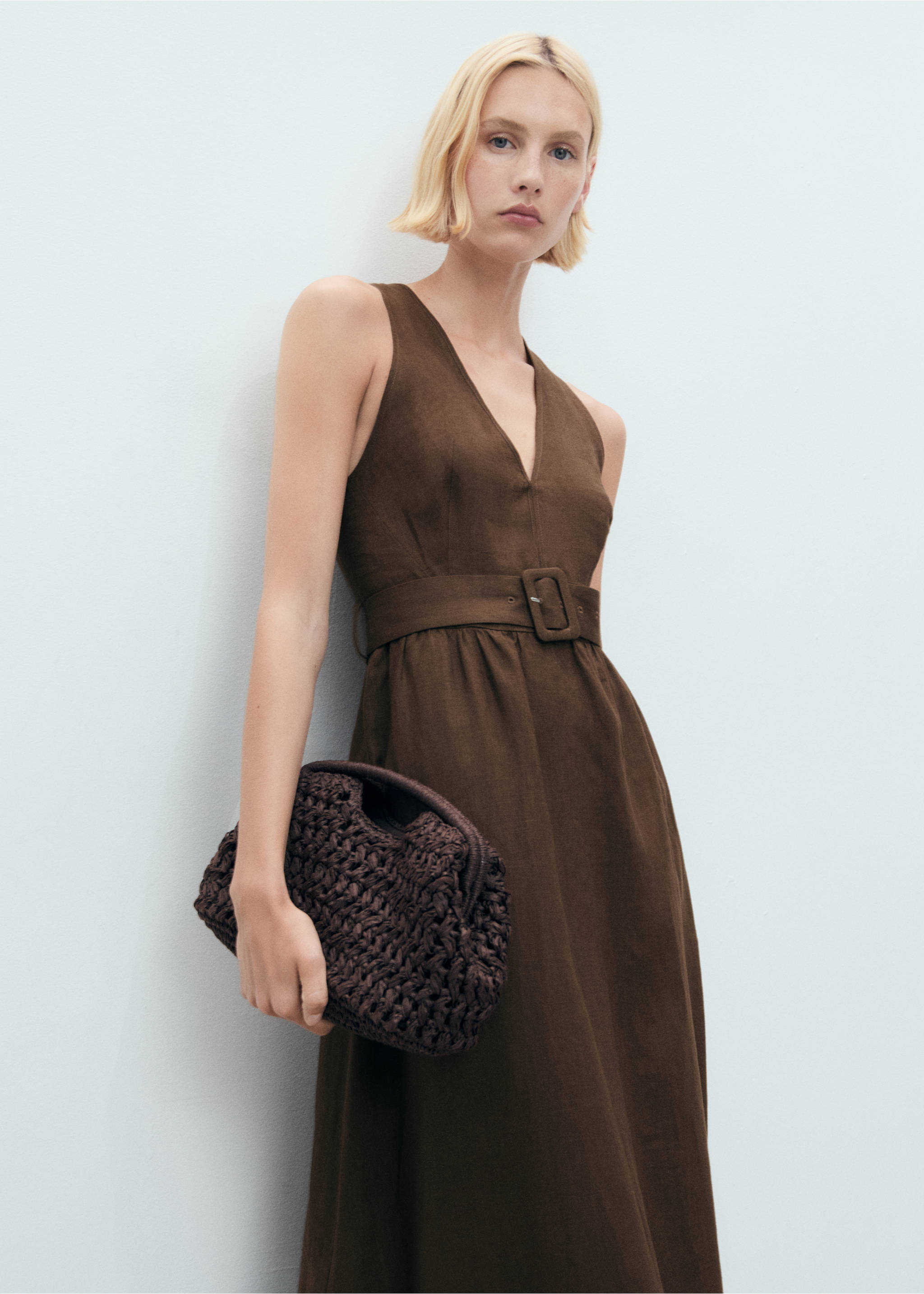 Robe lin ceinture - Plan moyen, Marron. Ref: 17081205-00.