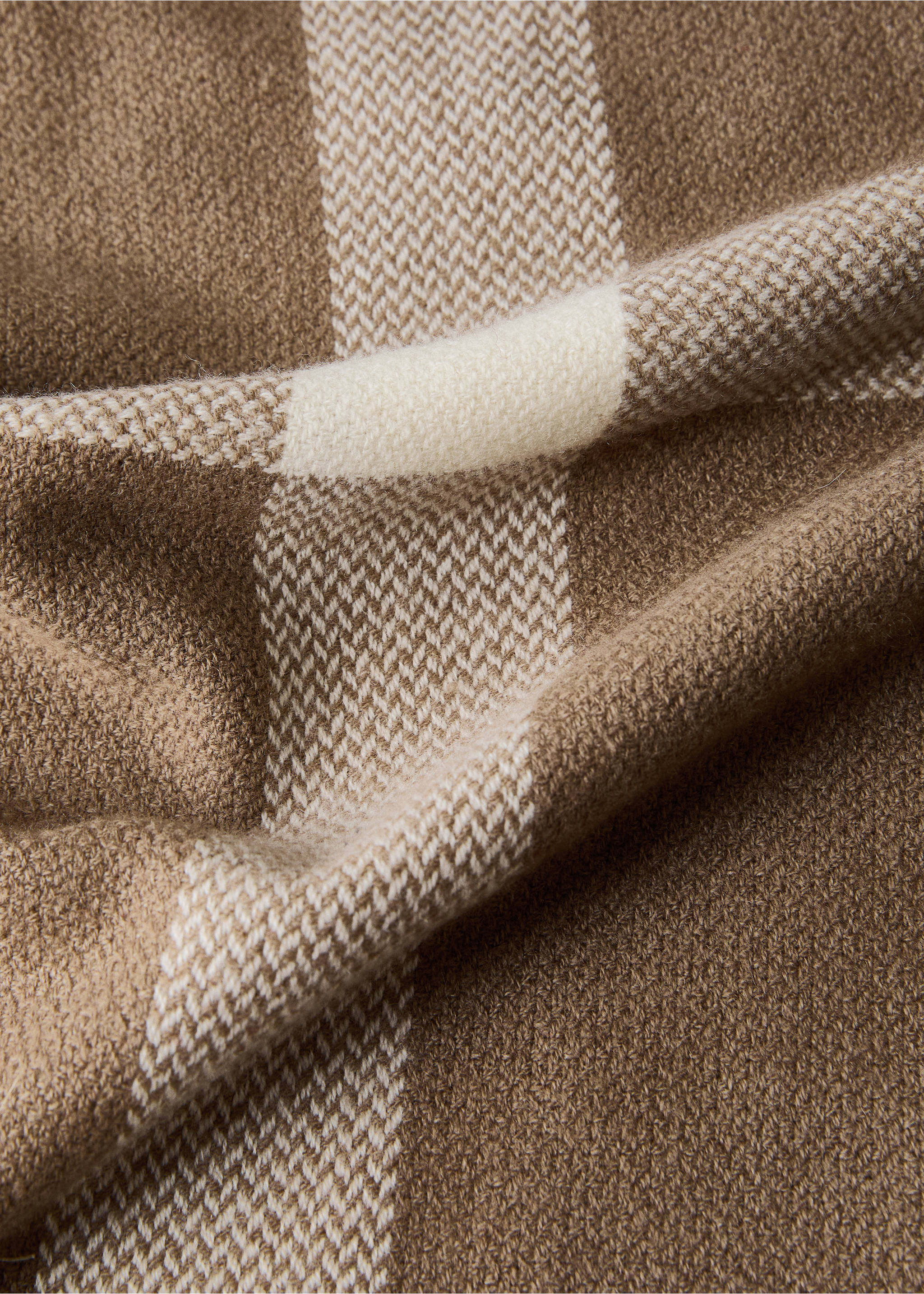 Wool blanket with fringe finish - Details of the article 2, Medium Brown. Ref: 17081279-00.