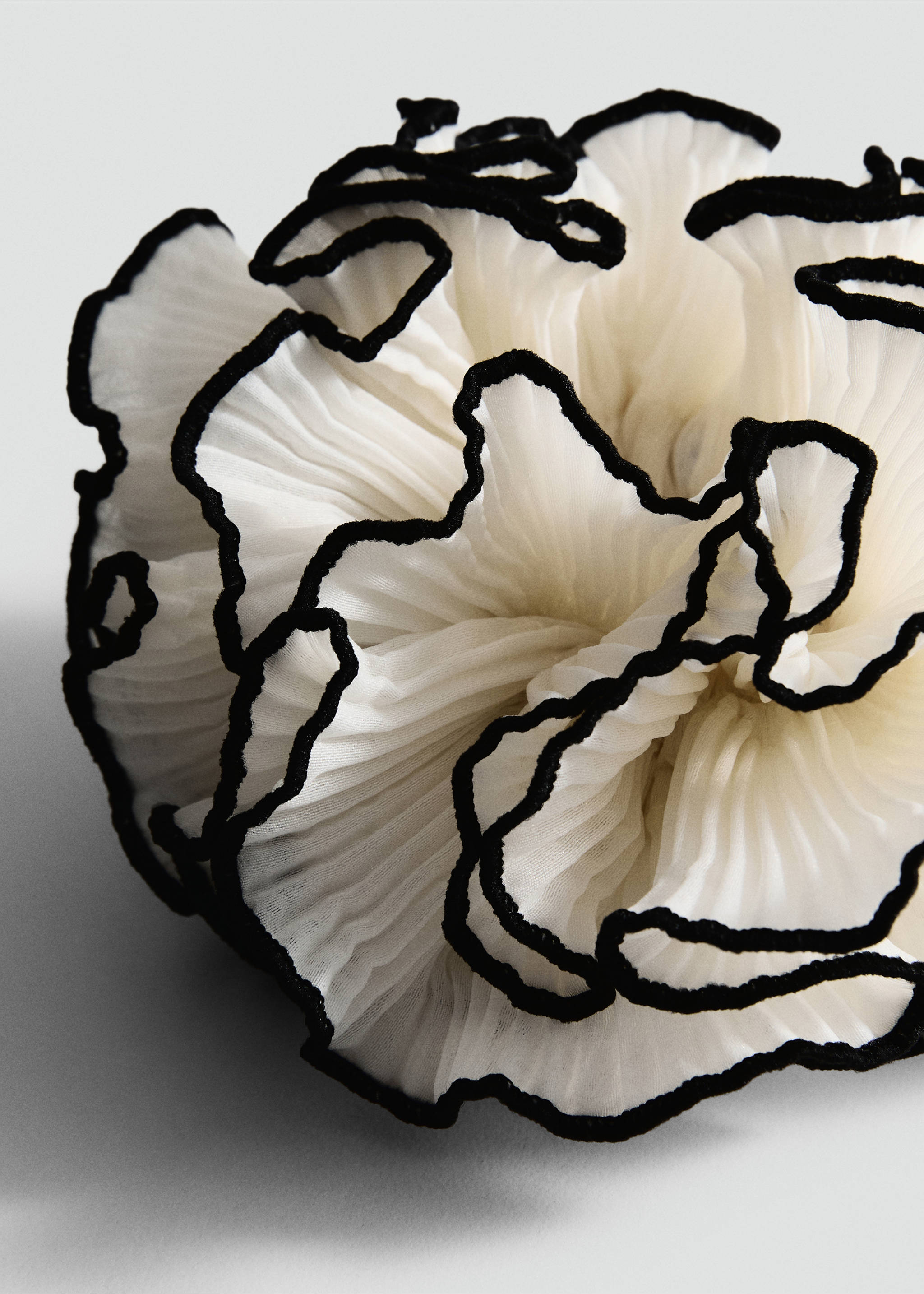 Λαστιχάκι μαλλιών με λουλούδι και αντίθετο τελείωμα - Μεσαίο πλάνο, Υπόλευκο. Ref: 17081283-00.