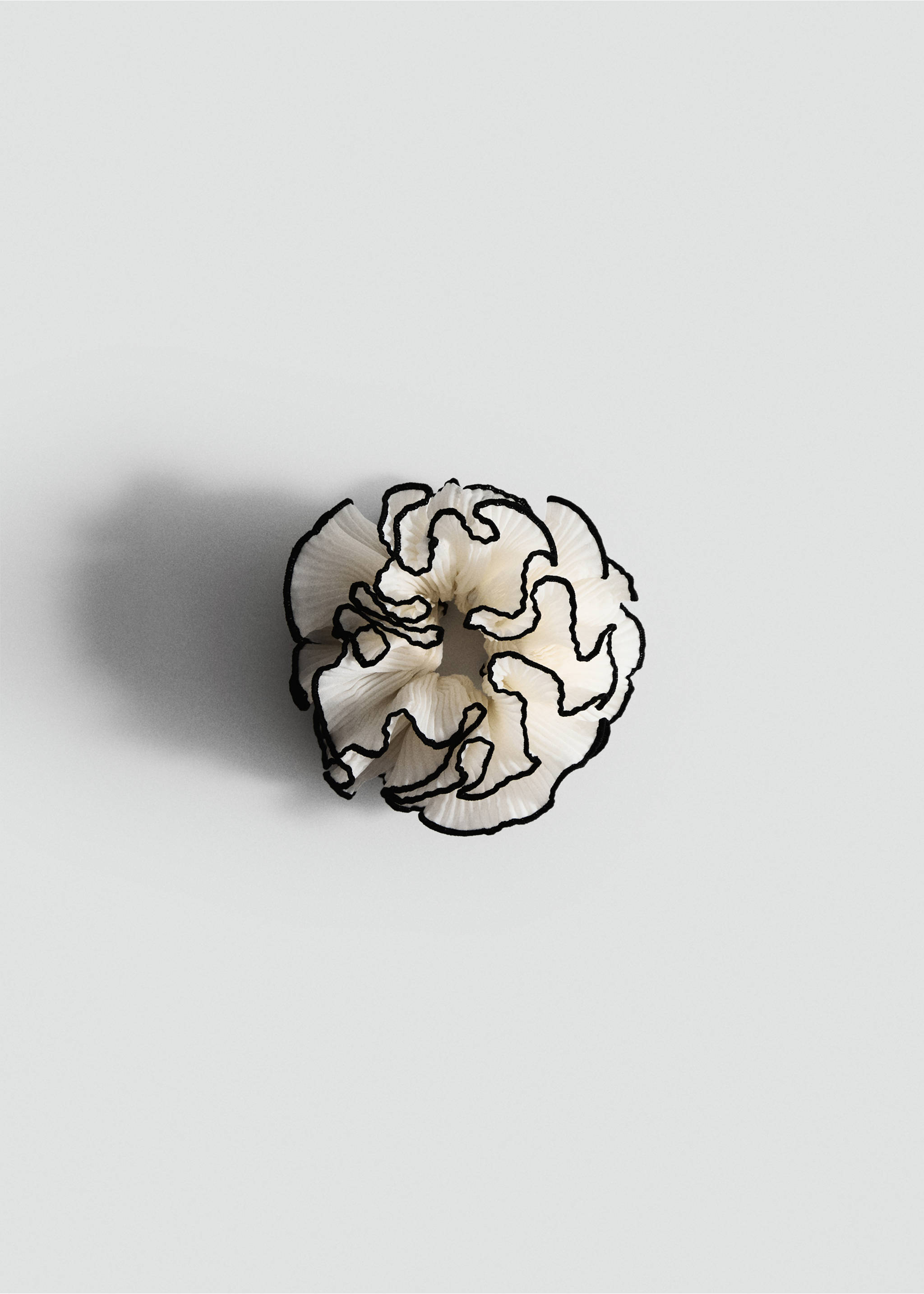 Flower scrunchie with contrasting trim - Article without model, Off White. Ref: 17081283-00.