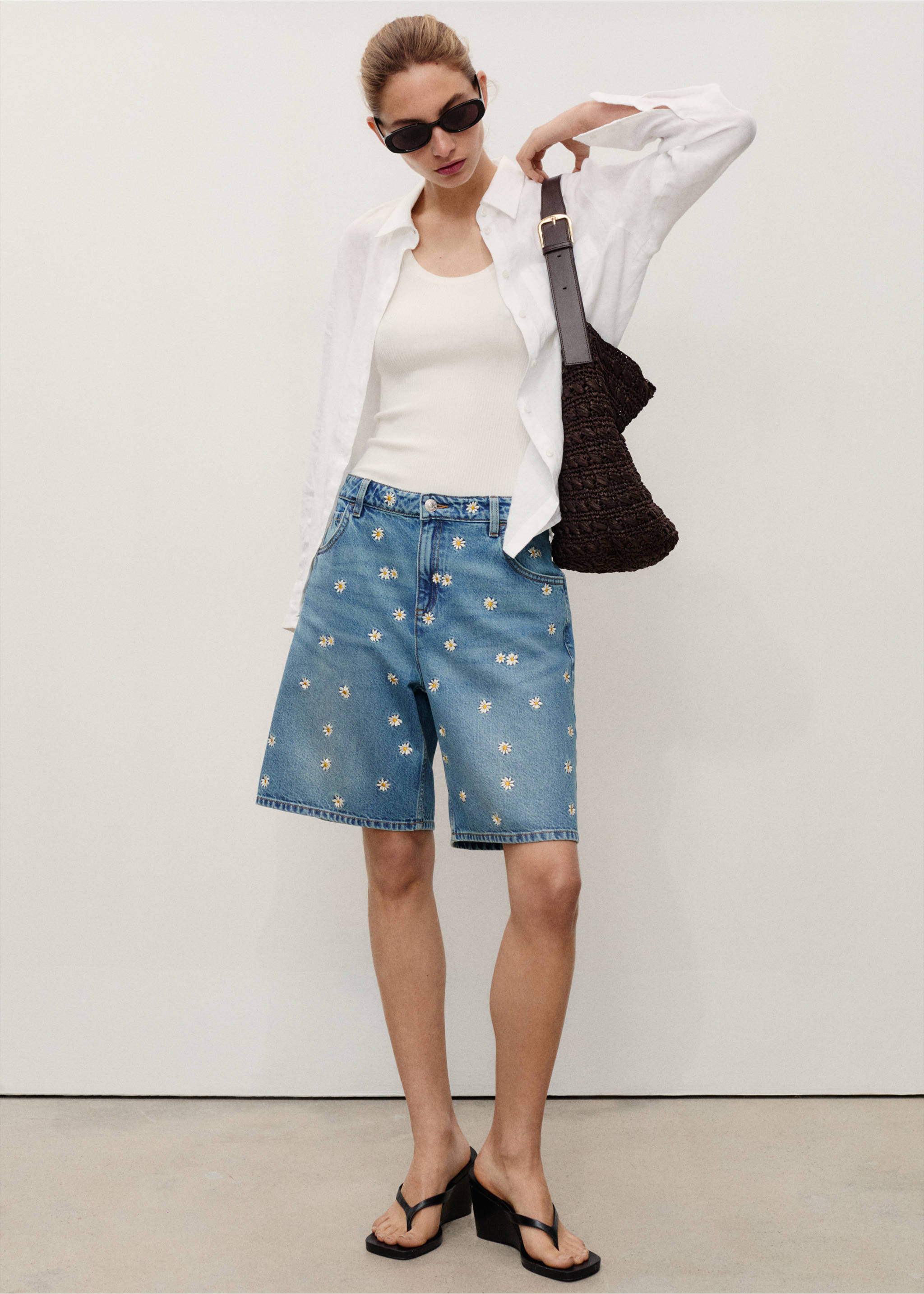 Kurze Jeans-Hose mit floraler Stickerei - Allgemeine Ansicht, Mittelblau. Ref: 17081288-00.