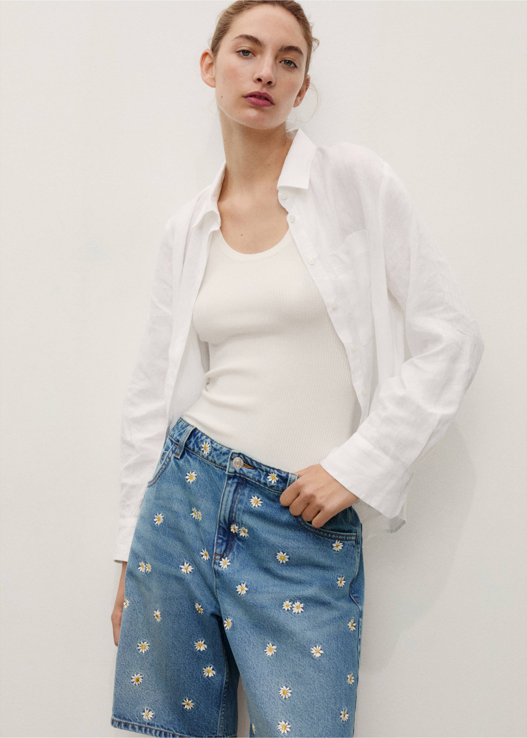 Kurze Jeans-Hose mit floraler Stickerei - Mittlere Ansicht, Mittelblau. Ref: 17081288-00.
