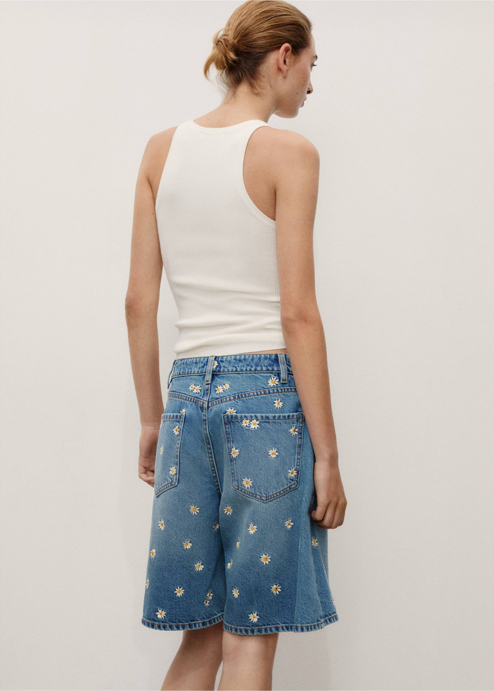 Kurze Jeans-Hose mit floraler Stickerei - Rückseite des Artikels, Mittelblau. Ref: 17081288-00.