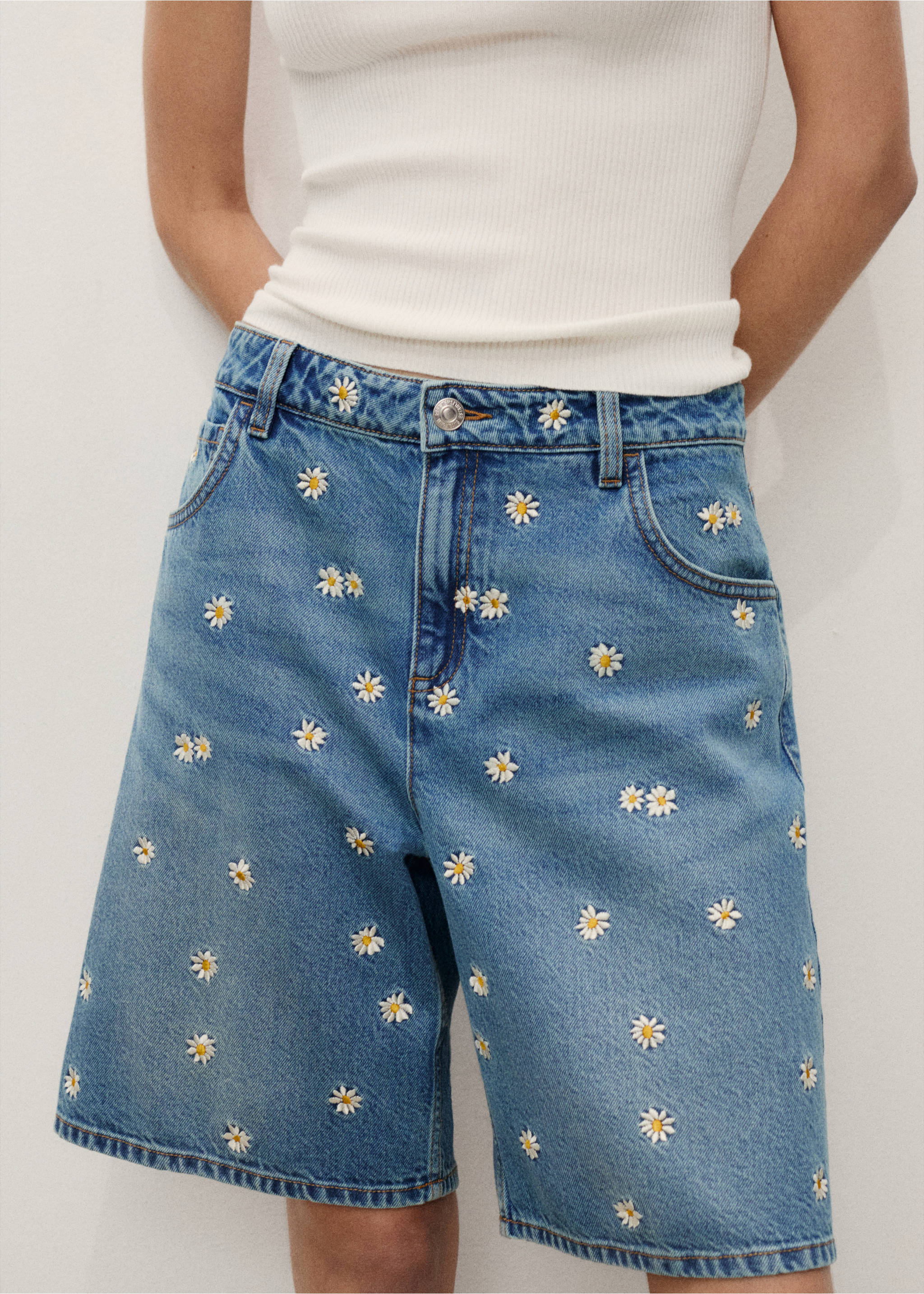 Kurze Jeans-Hose mit floraler Stickerei - Detail des Artikels 3, Mittelblau. Ref: 17081288-00.