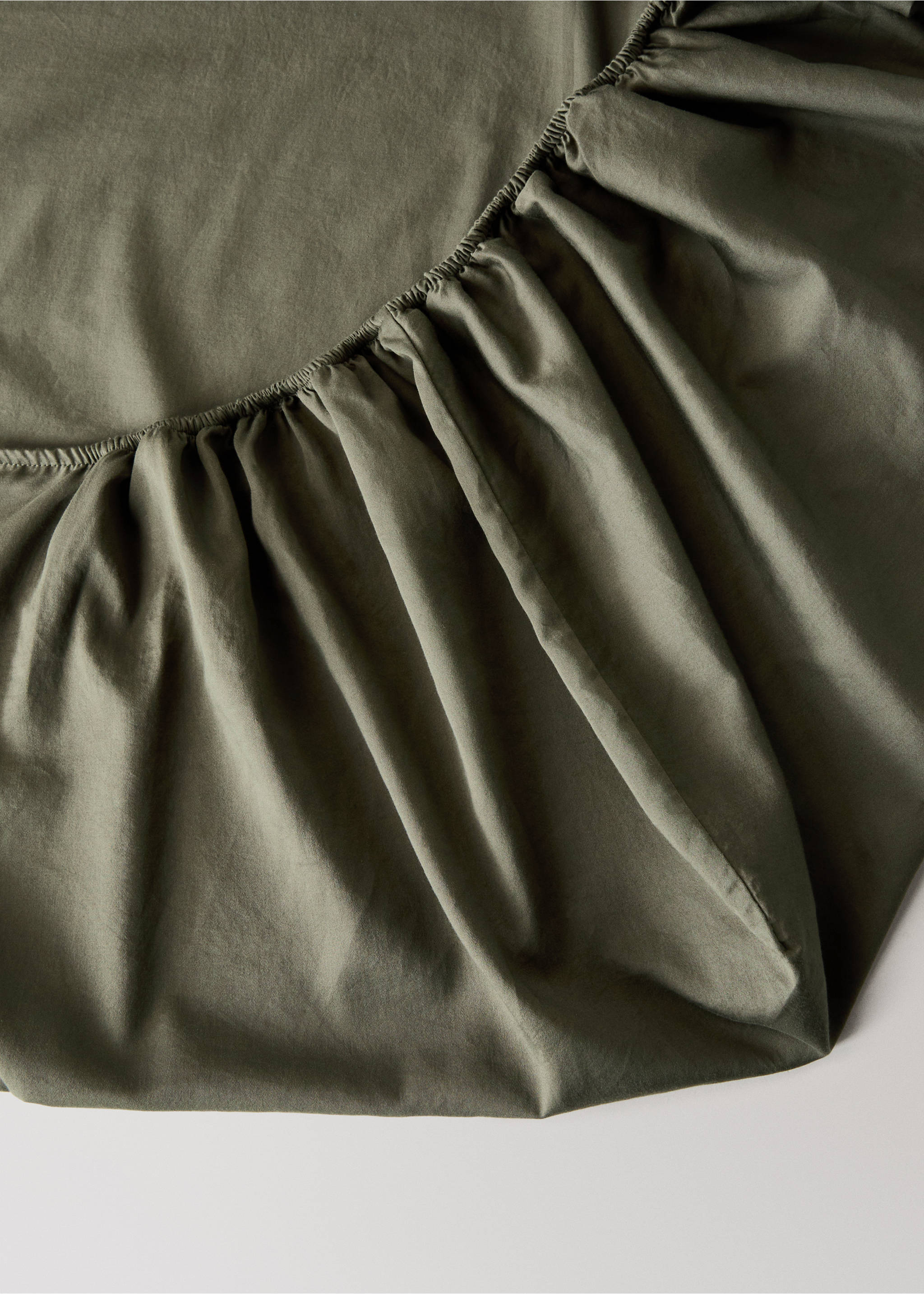 Washed cotton satin fitted sheet for 150/160 cm bed - Details of the article 1, Olive Green. Ref: 17081531-00.