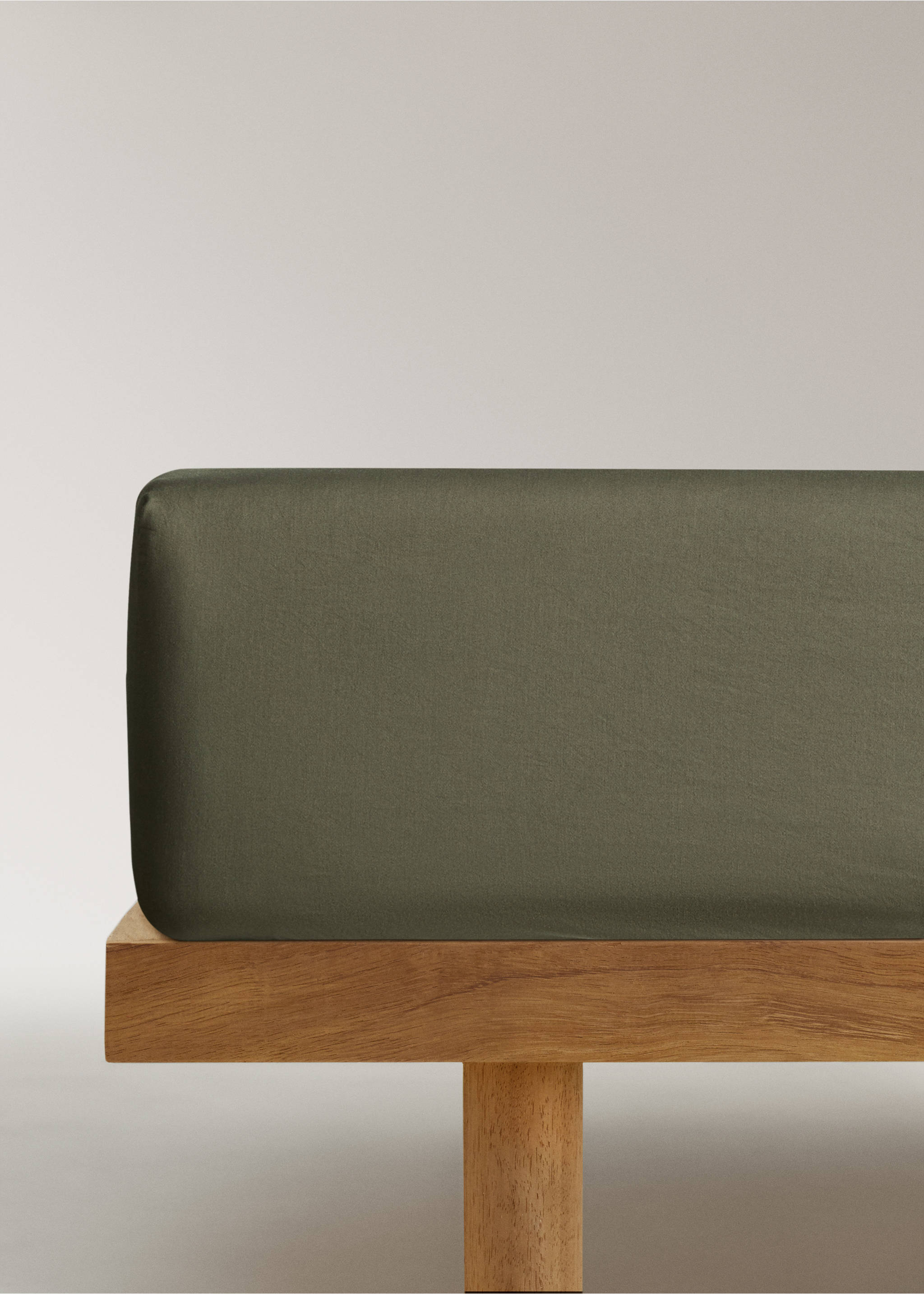 Washed cotton satin fitted sheet for 150/160 cm bed - Article without model, Olive Green. Ref: 17081531-00.