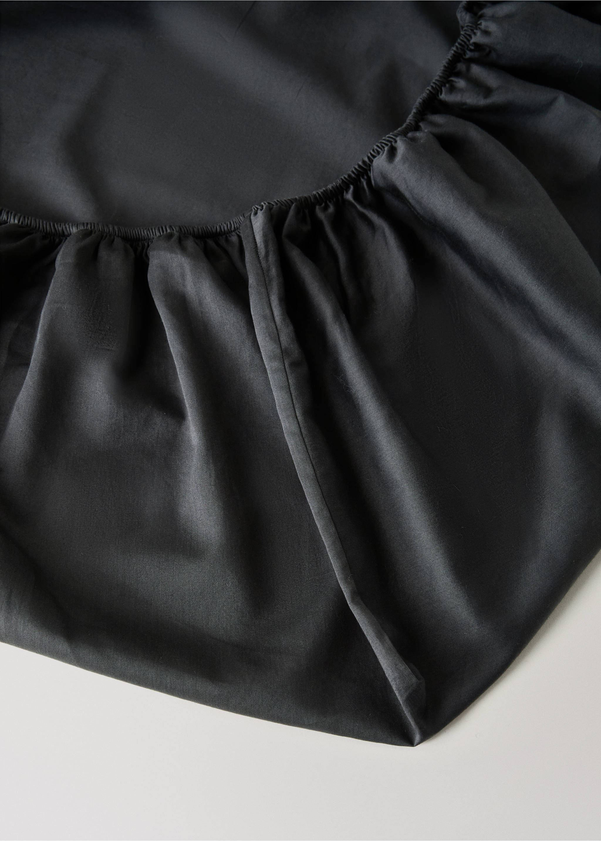 Washed cotton satin fitted sheet for 150/160 cm bed - Details of the article 1, Charcoal. Ref: 17081531-00.