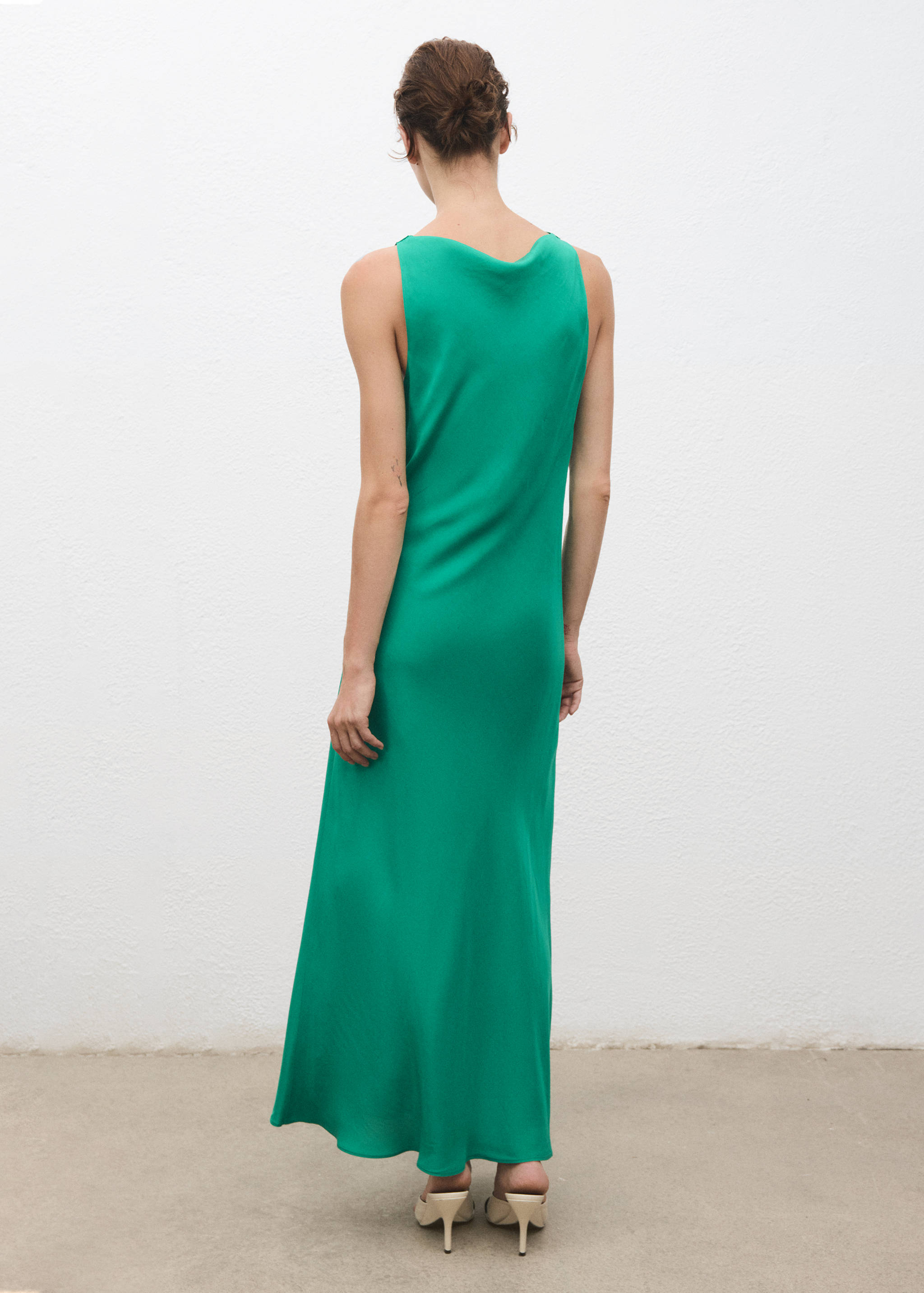 Long satin dress - Reverse of the article