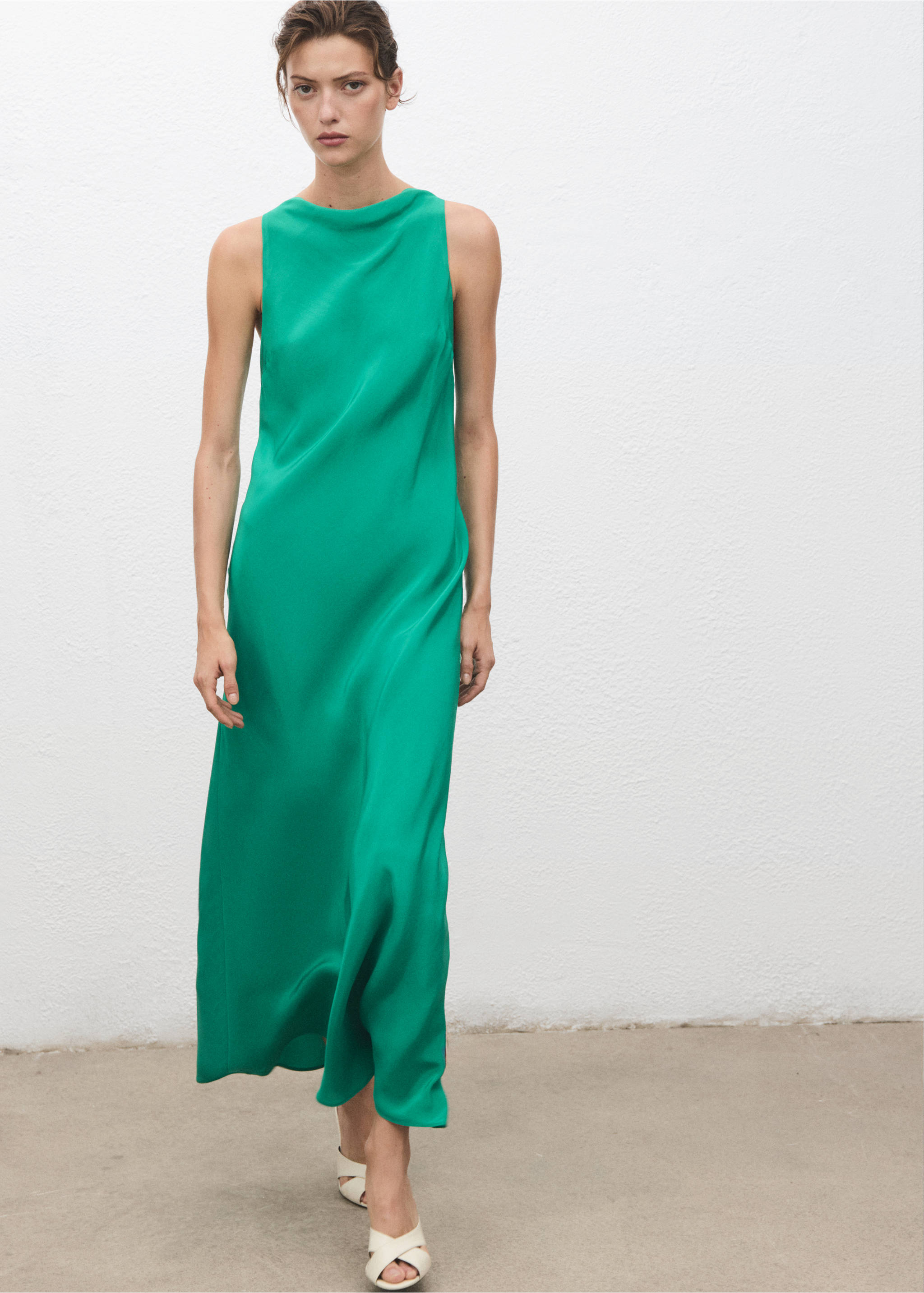 Long satin dress - Details of the article 2, Green. Ref: 17081565-00.