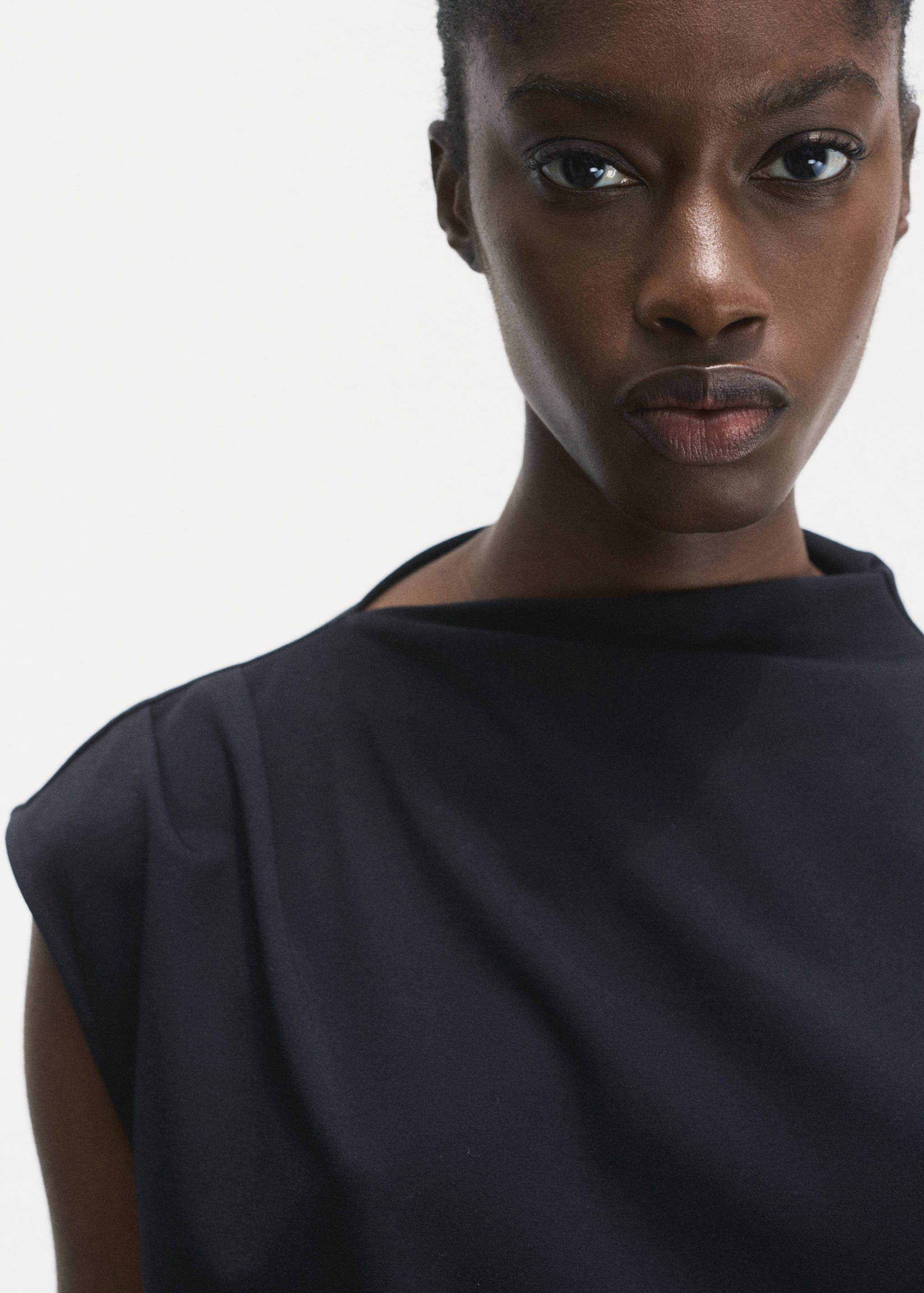 T-shirt met gerimpelde asymmetrische hals - Detail van het artikel 1