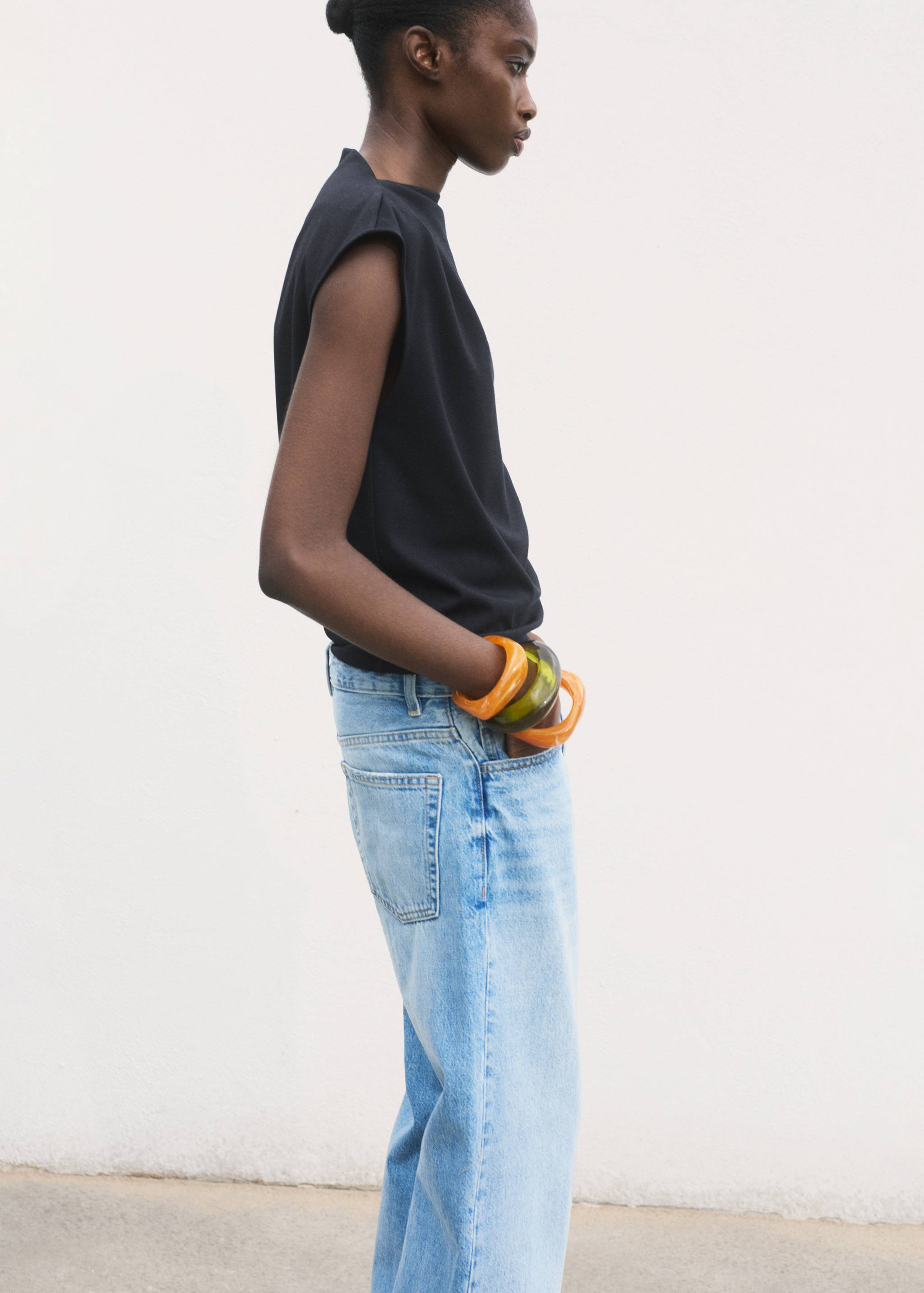 T-shirt met gerimpelde asymmetrische hals - Detail van het artikel 2