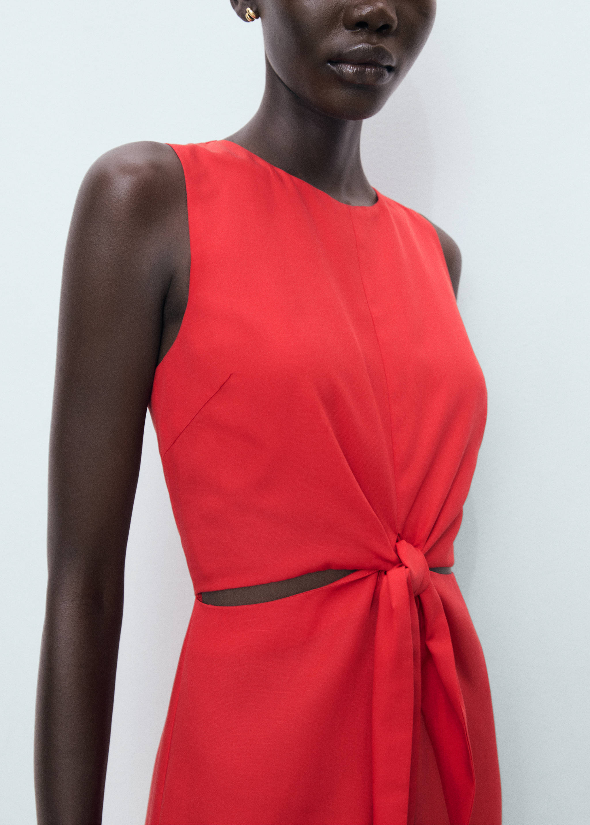 Lyocell jumpsuit met cut-out en knoopdetail - Detail van het artikel 3