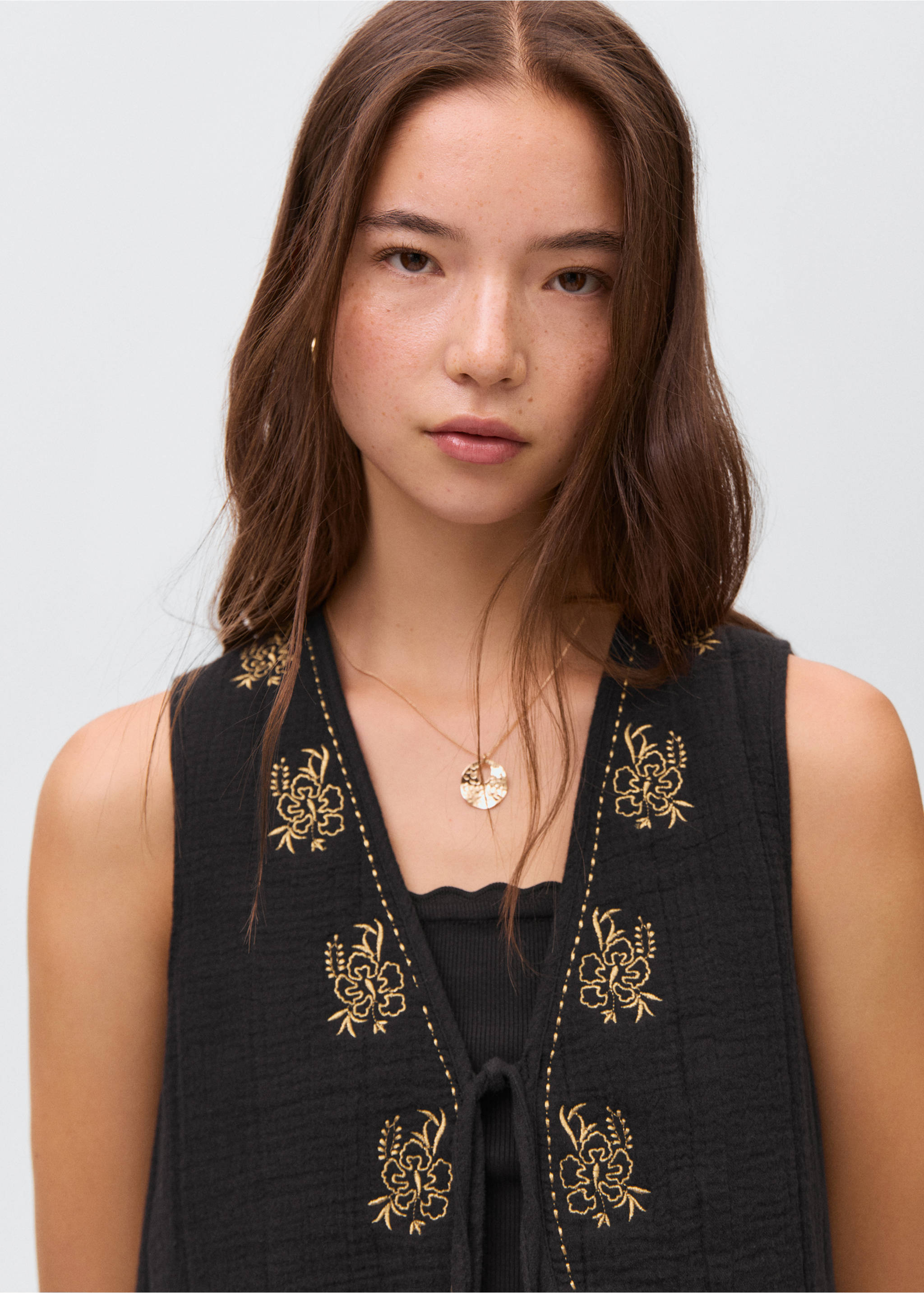 Floral-embroidered vest - Details of the article 1, Black. Ref: 17082539-00.