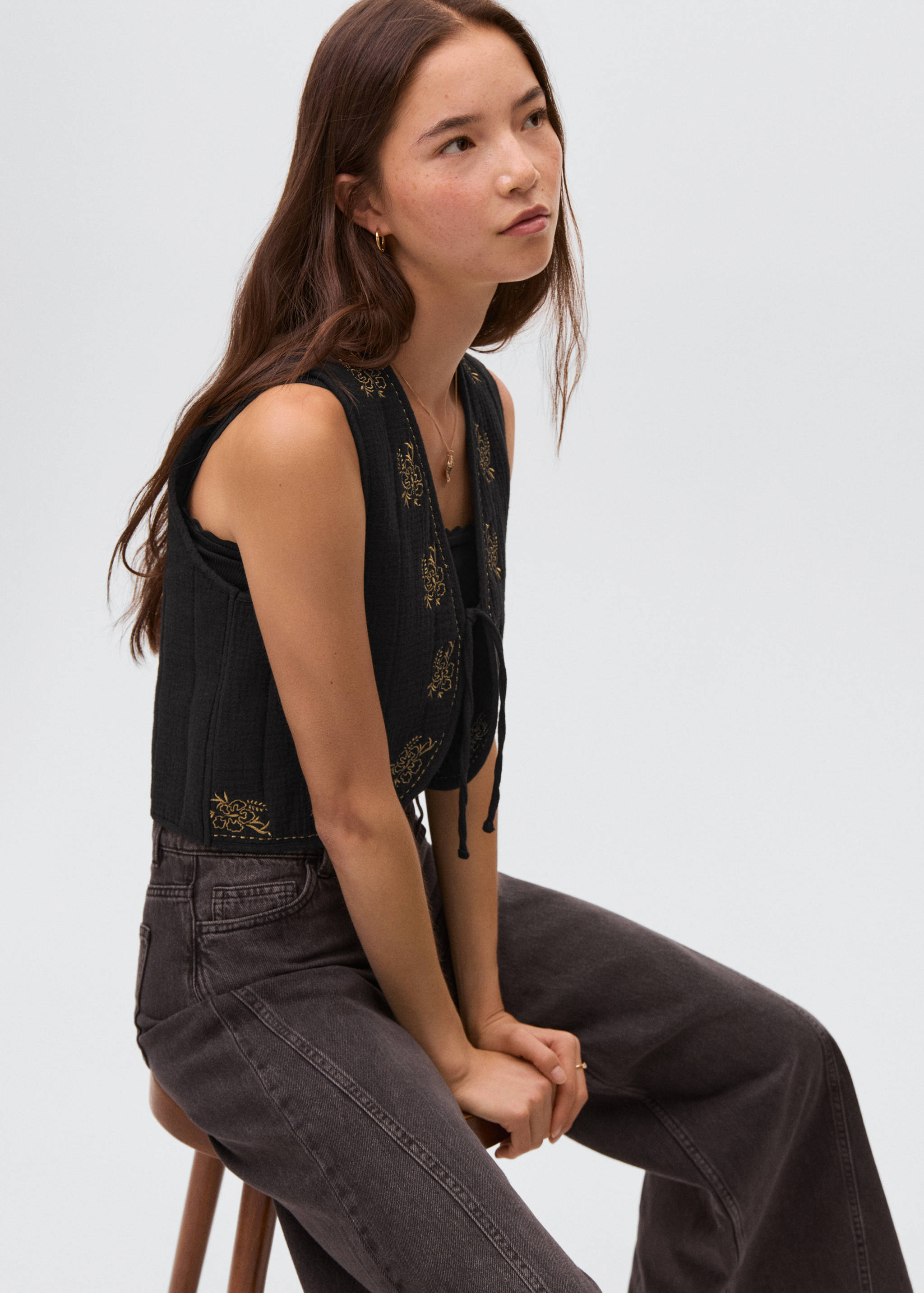 Floral-embroidered vest - Details of the article 2