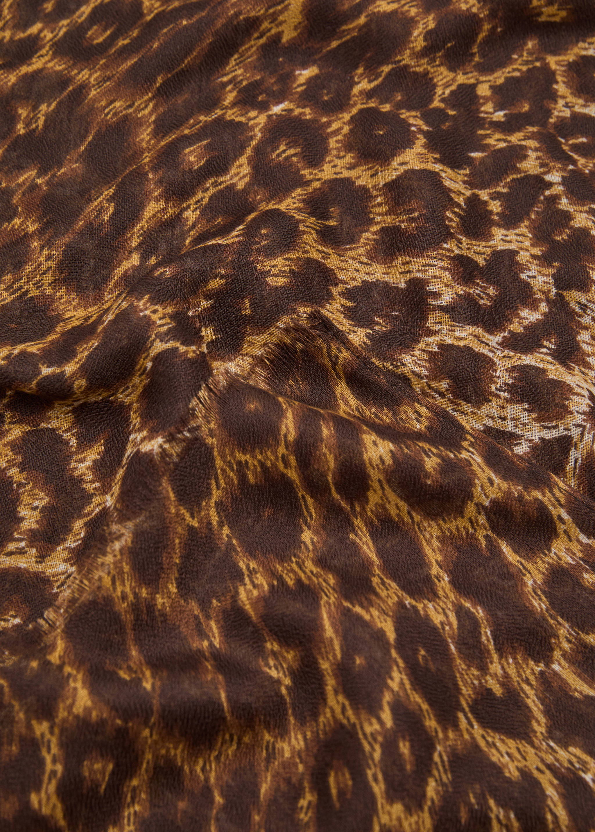 Foulard imprimé léopard - Plan moyen