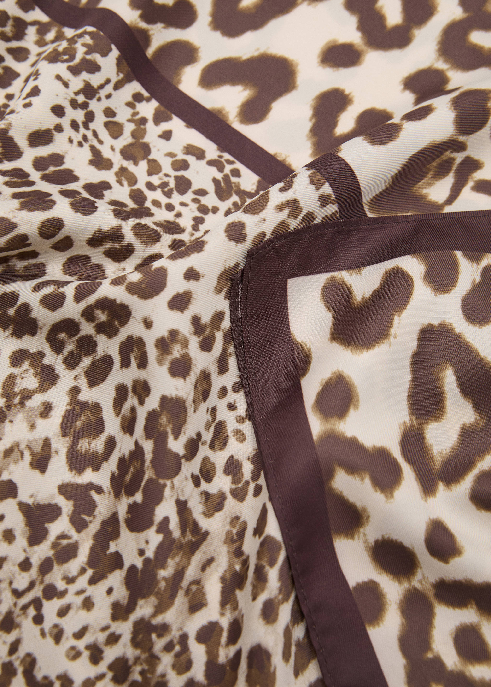 Lenço de cetim de leopardo - Plano médio