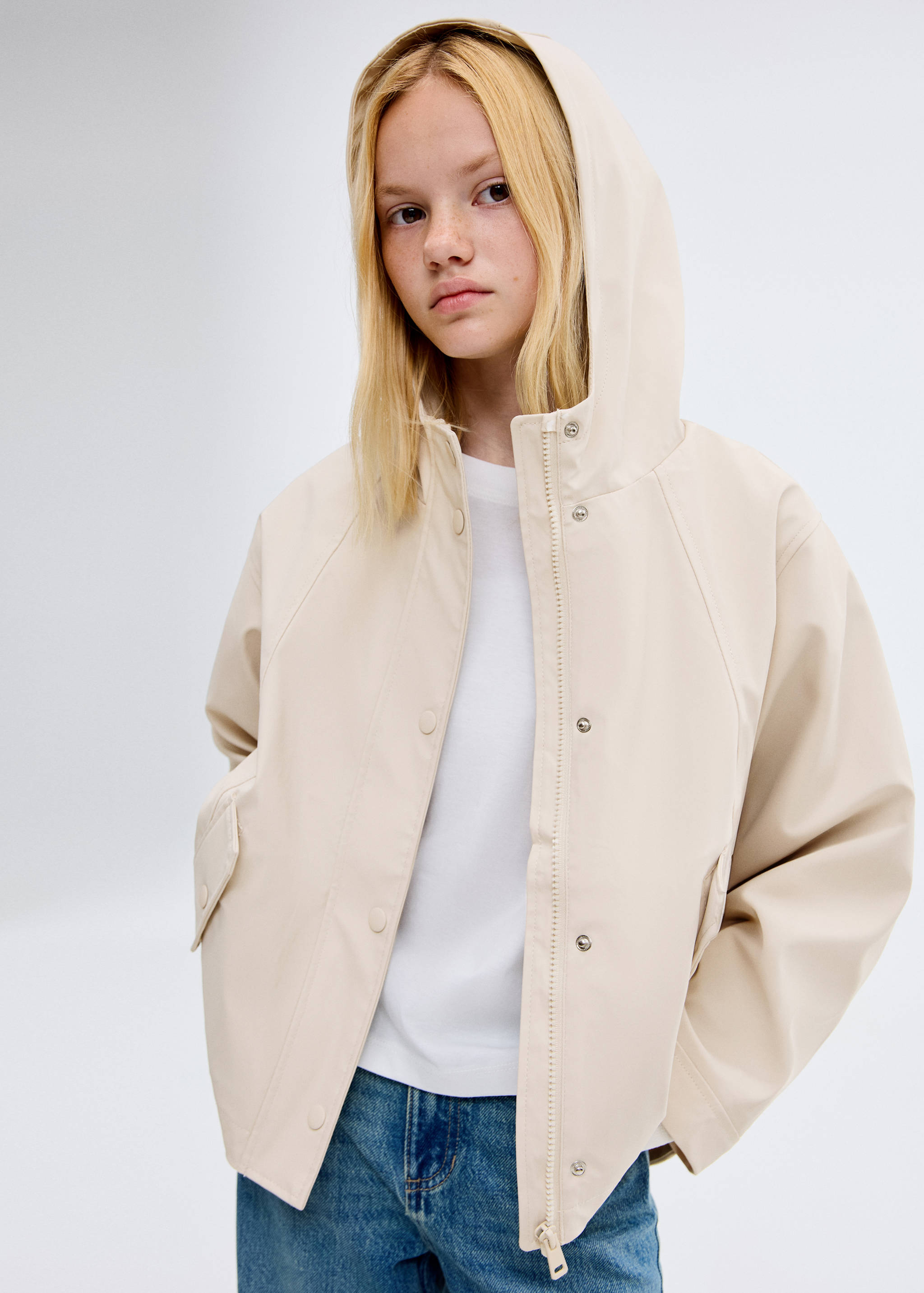 Veste imperméable à capuche - Plan moyen