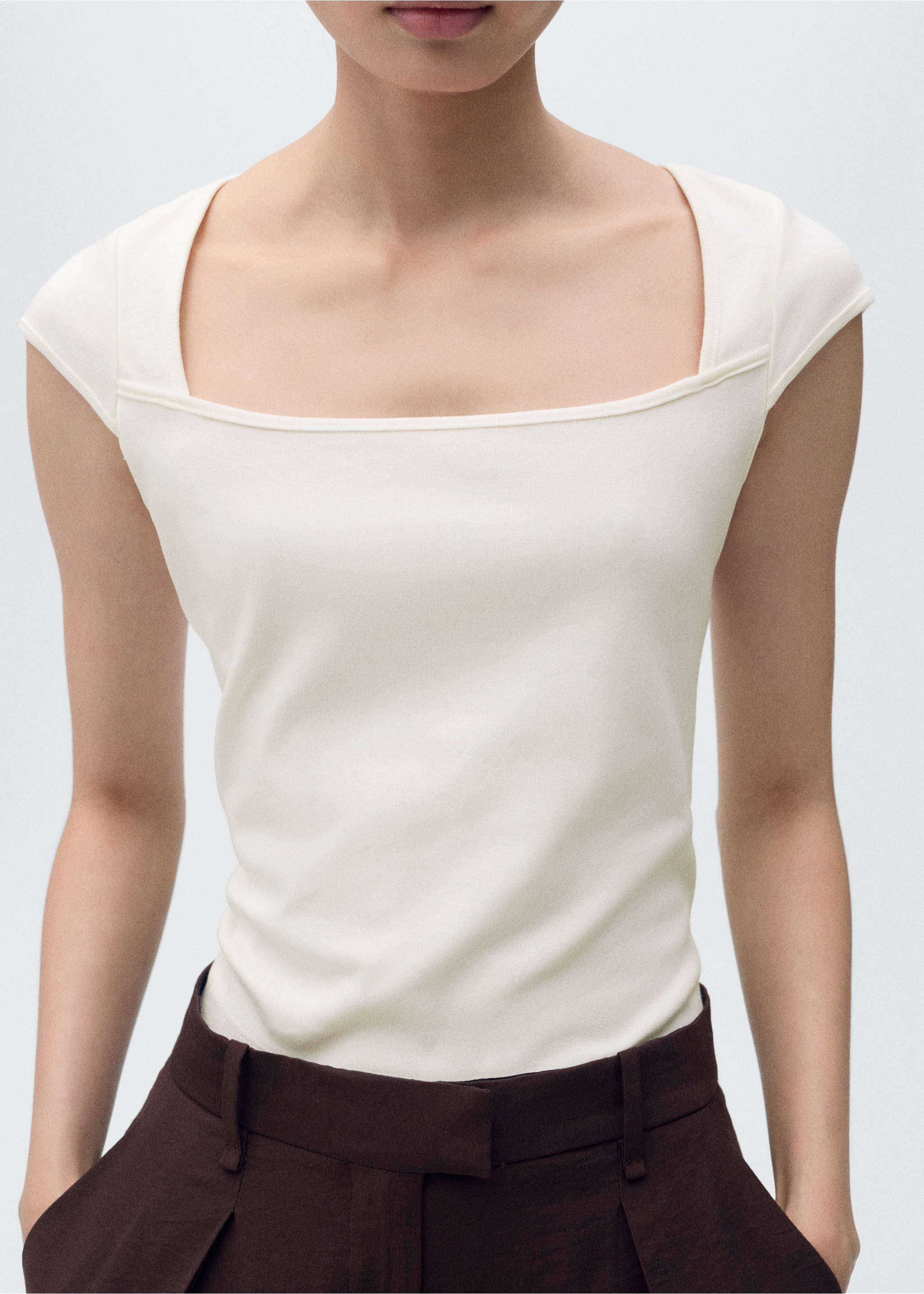 T-shirt en coton décolleté plongeant - Plan moyen, Blanc cassé. Ref: 17082905-00.