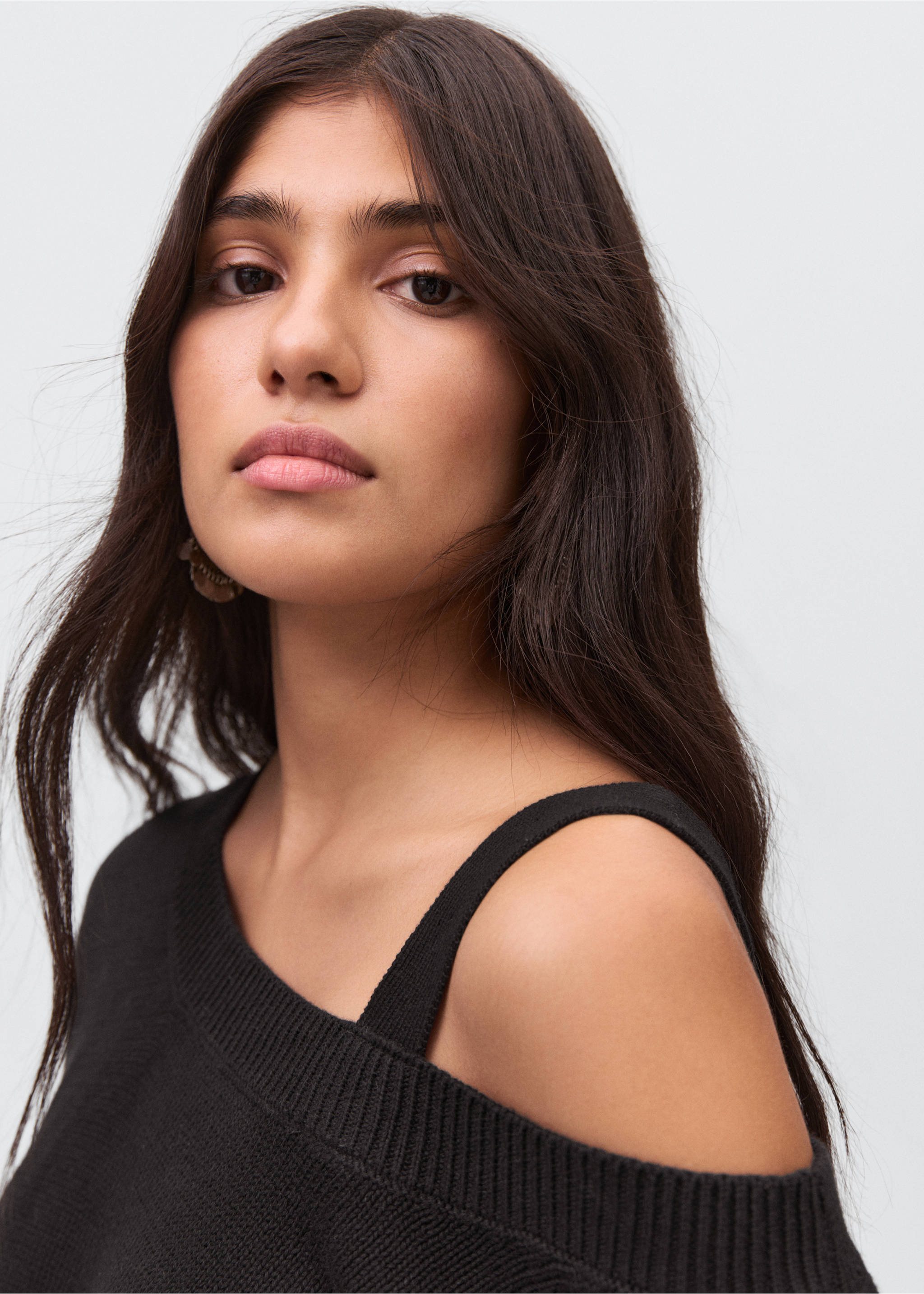 Knitted sweater with cut-out - Details of the article 1, Black. Ref: 17083271-00.