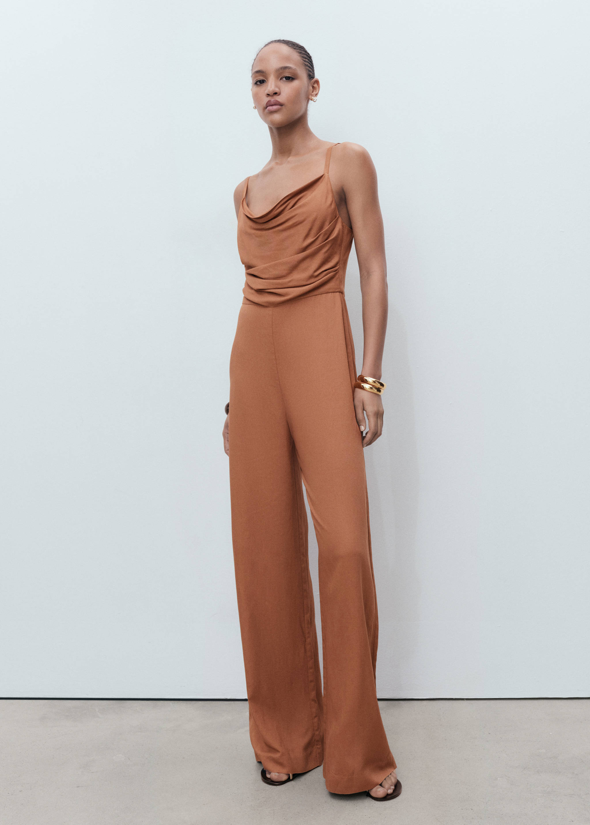 Langer Jumpsuit mit drapiertem Ausschnitt - Allgemeine Ansicht