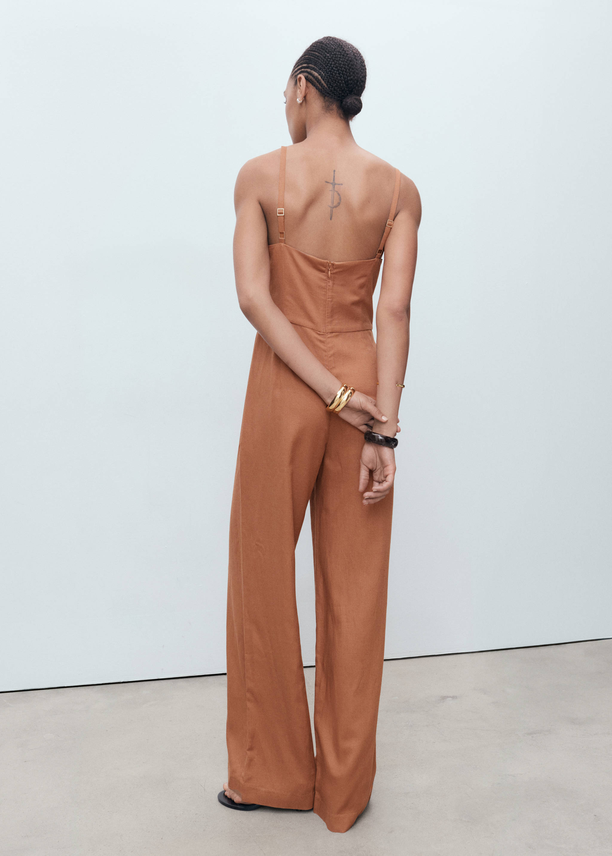 Langer Jumpsuit mit drapiertem Ausschnitt - Rückseite des Artikels