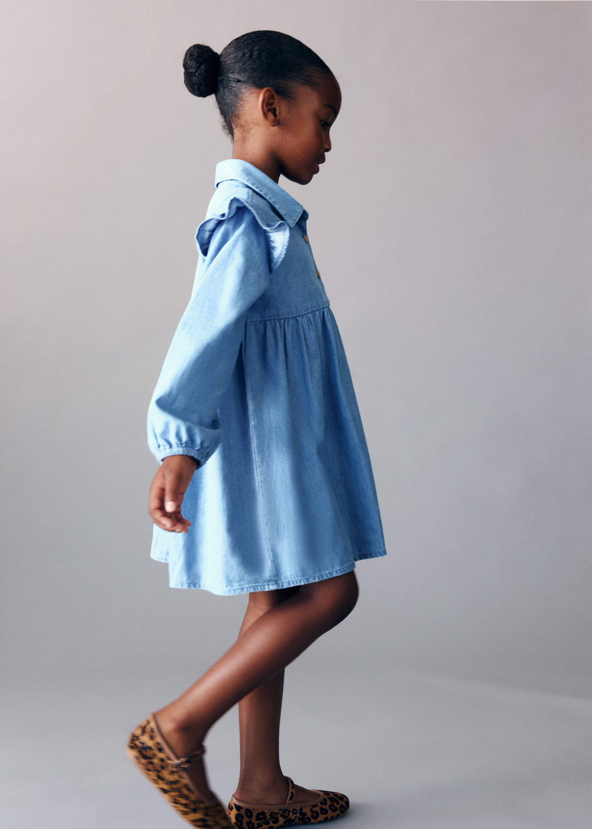 Vestido denim volantes - Plano medio