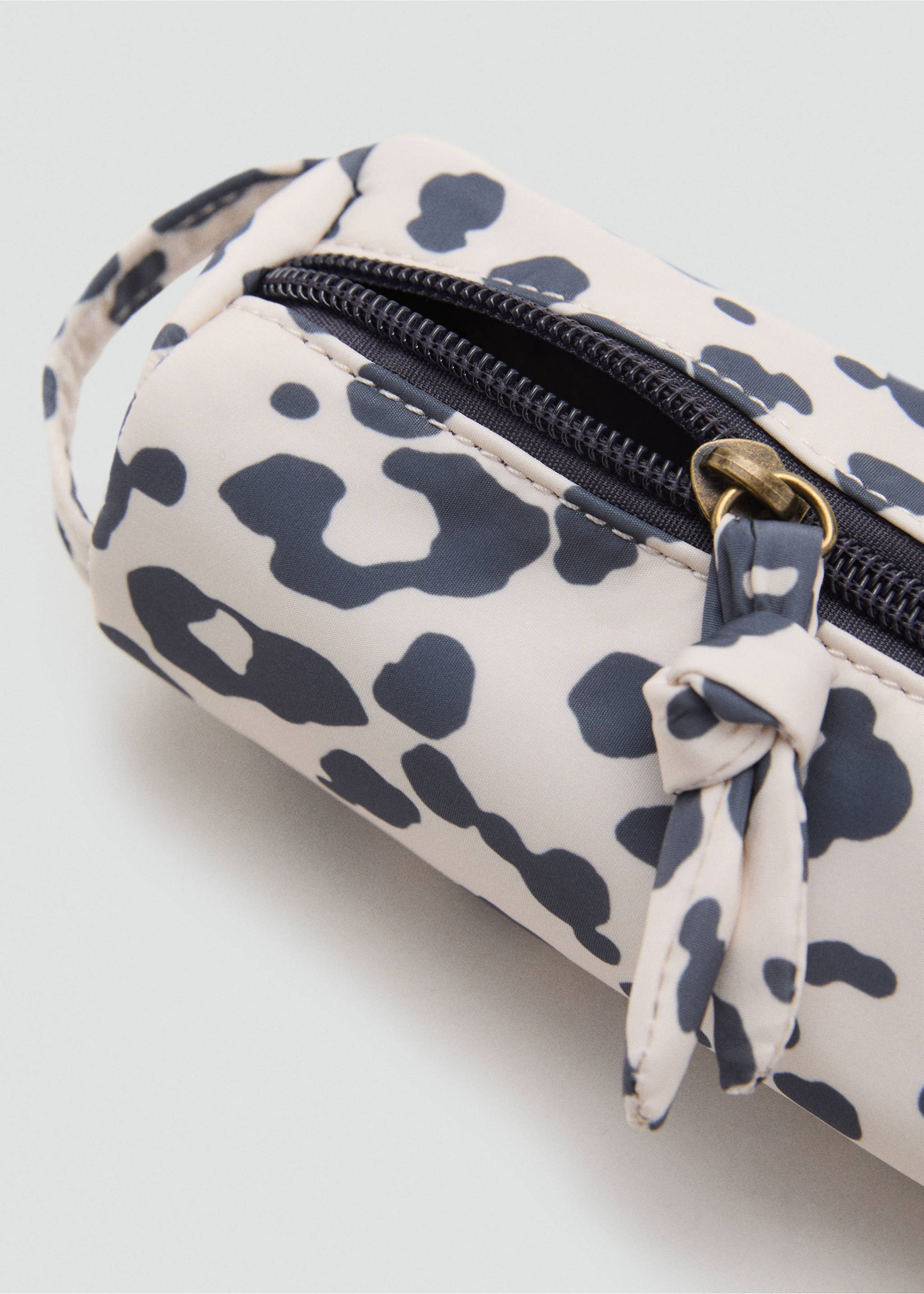 Animal-print pouch - Details of the article 2, Sand. Ref: 17083297-00.