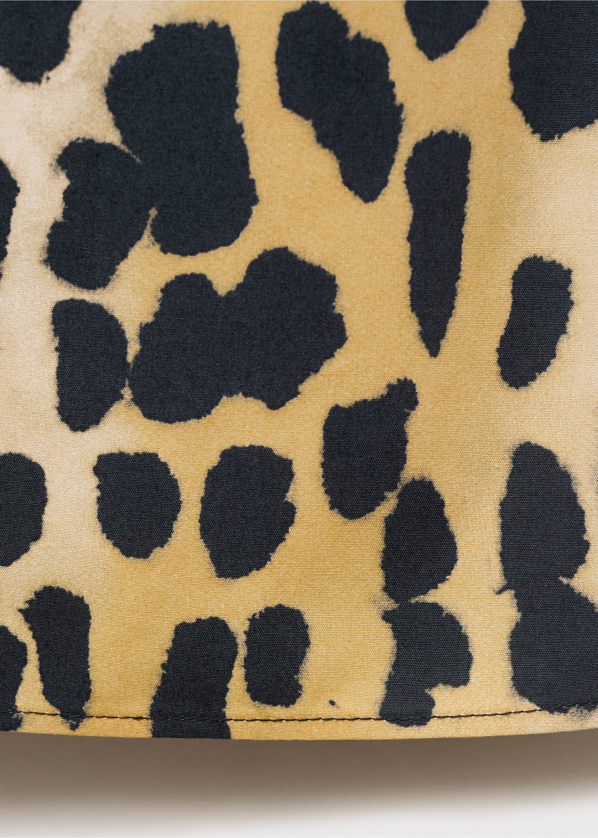 Leopard-print buttoned crop top - Details of the article 0, Black. Ref: 17083325-00.