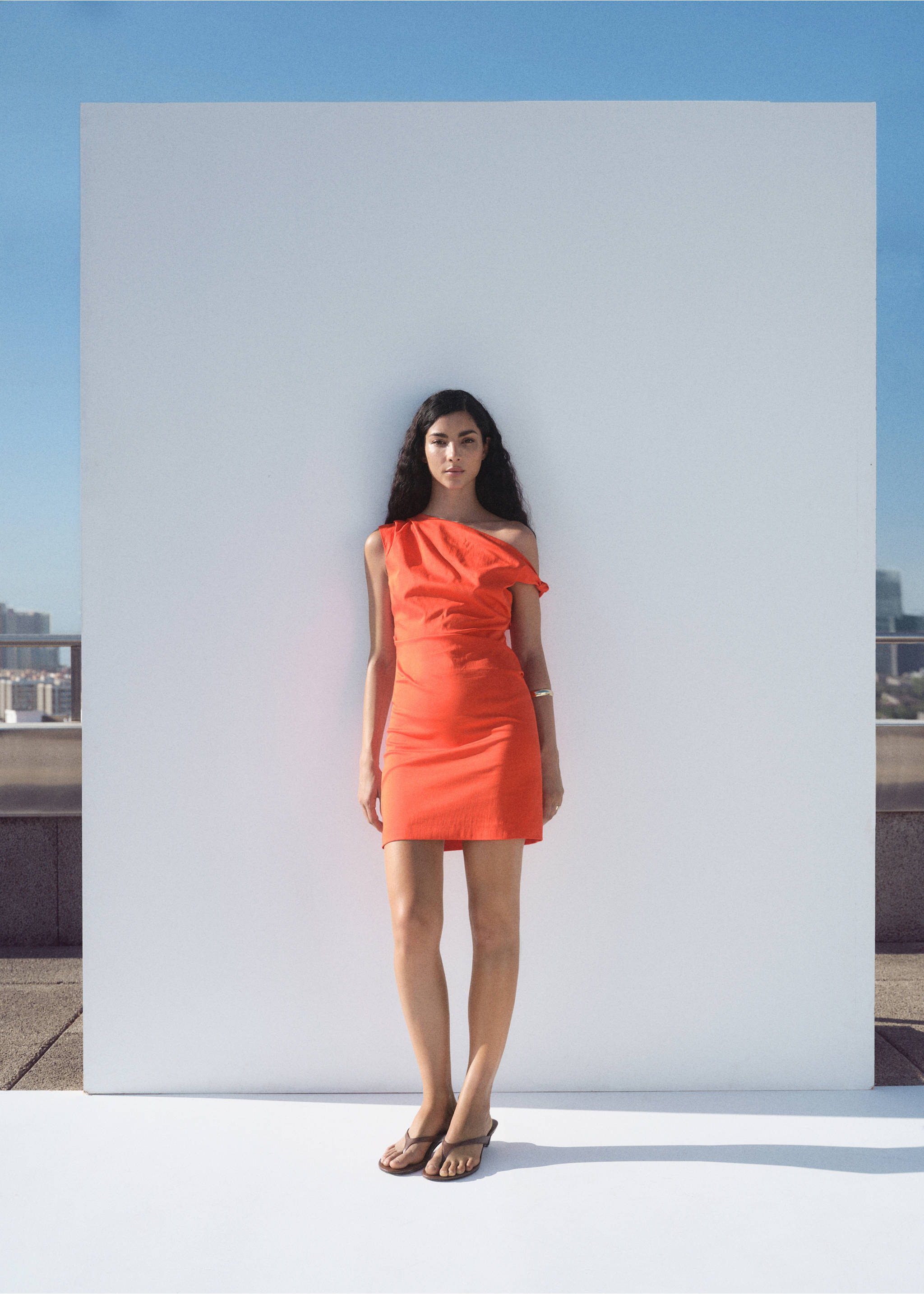 Ruched dress with asymmetrical neckline - General plane, Coral Red. Ref: 17083329-00.