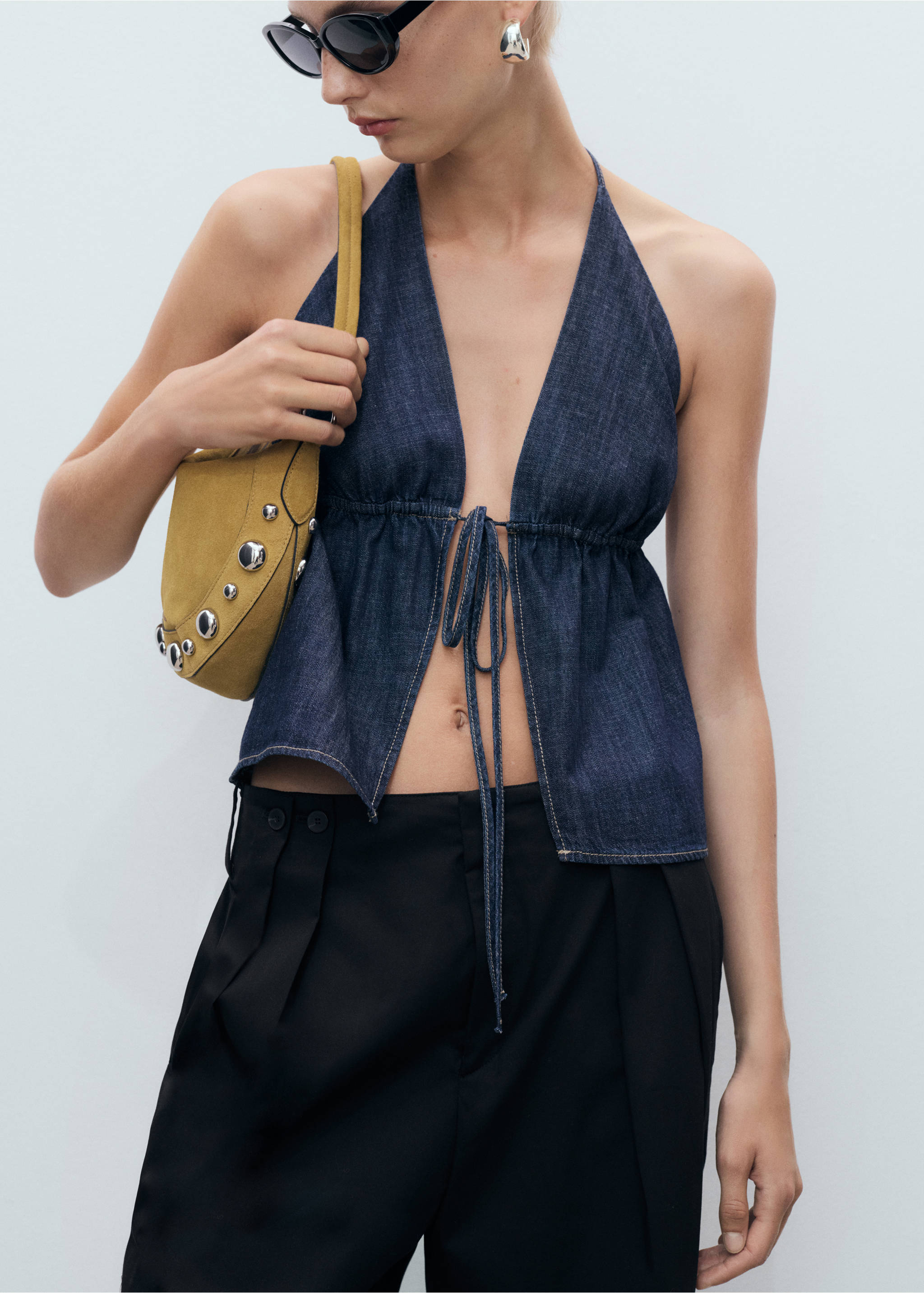 Buttons cotton trousers - Details of the article 6, Black. Ref: 17083331-00.