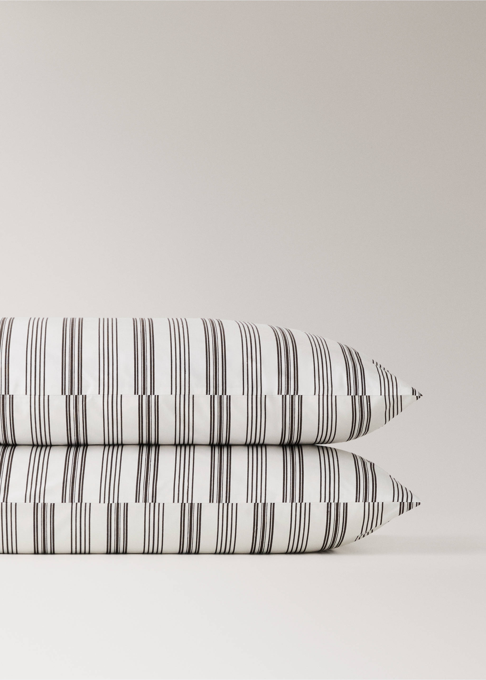 Strips cotton pillowcase 50X75cm - Details of the article 1, Off White. Ref: 17083811-00.