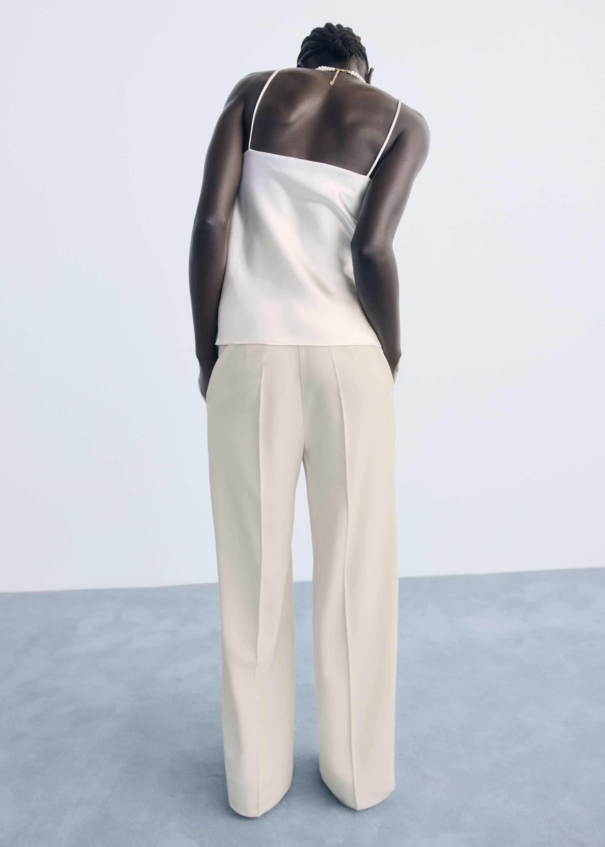 Gerade Hose mit mittlerem Bund - Rückseite des Artikels