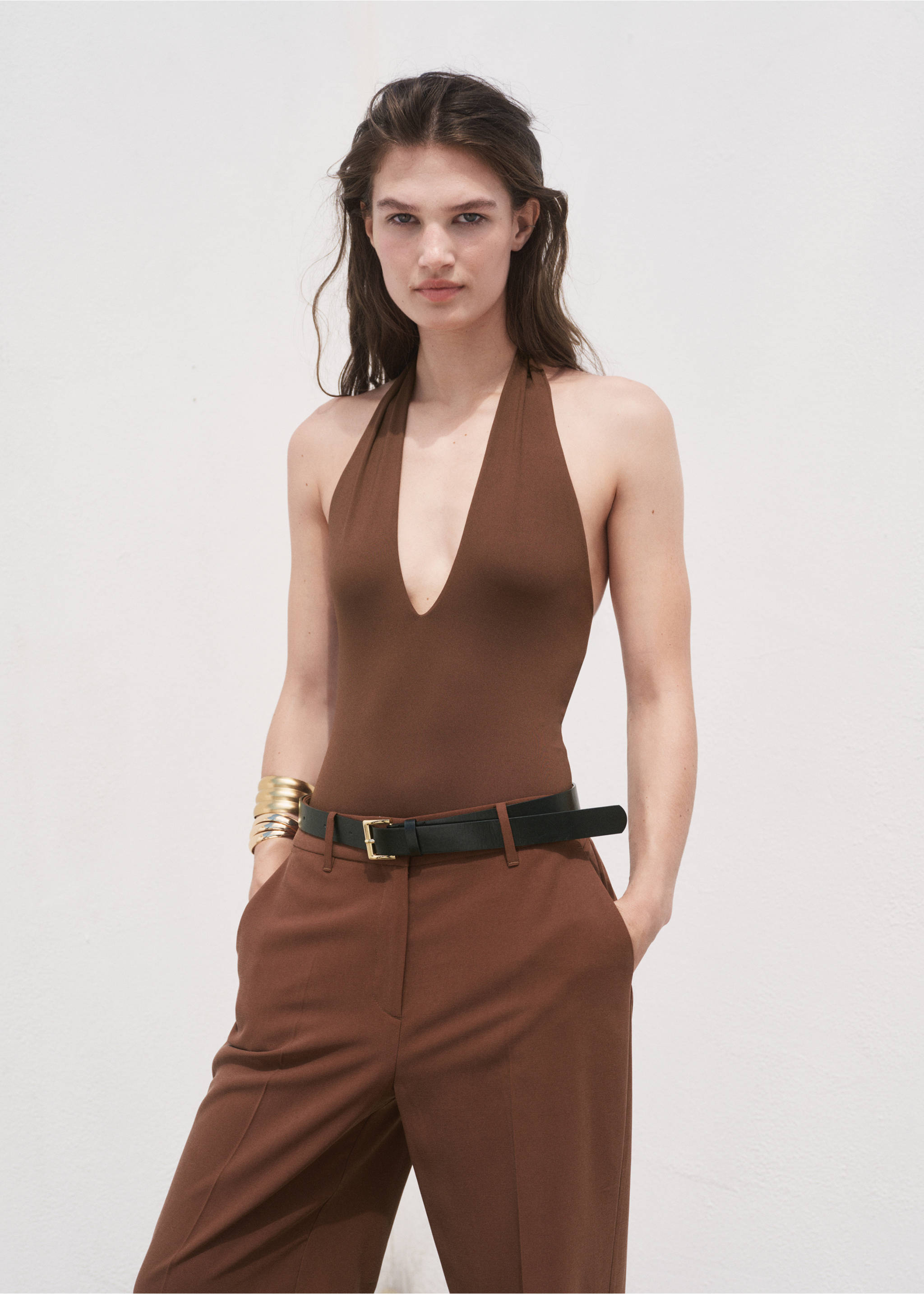 Gerade Hose mit mittlerem Bund - Detail des Artikels 1, Braun. Ref: 17084078-00.