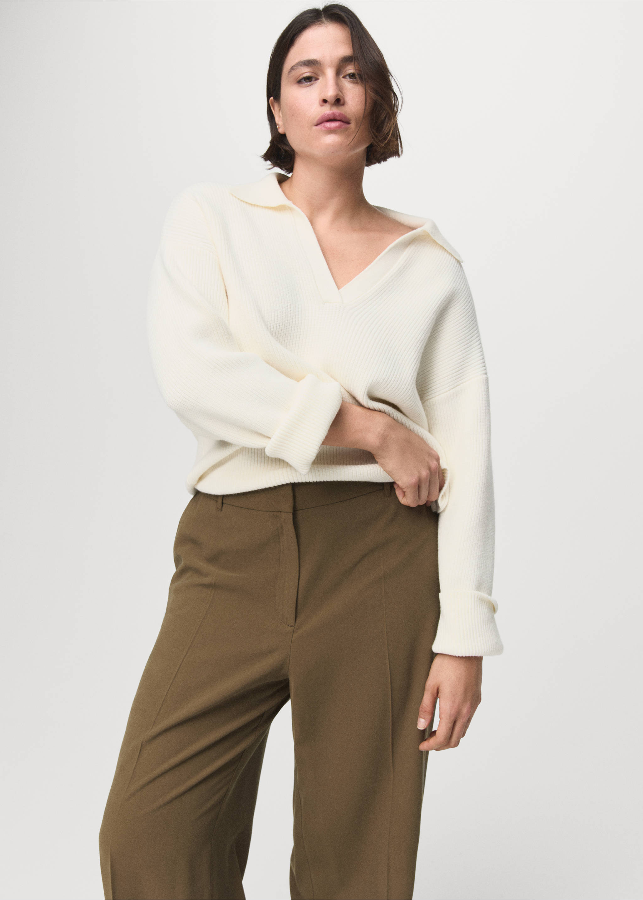 Straight mid-rise trousers - Details of the article 5, Khaki. Ref: 17084078-00.