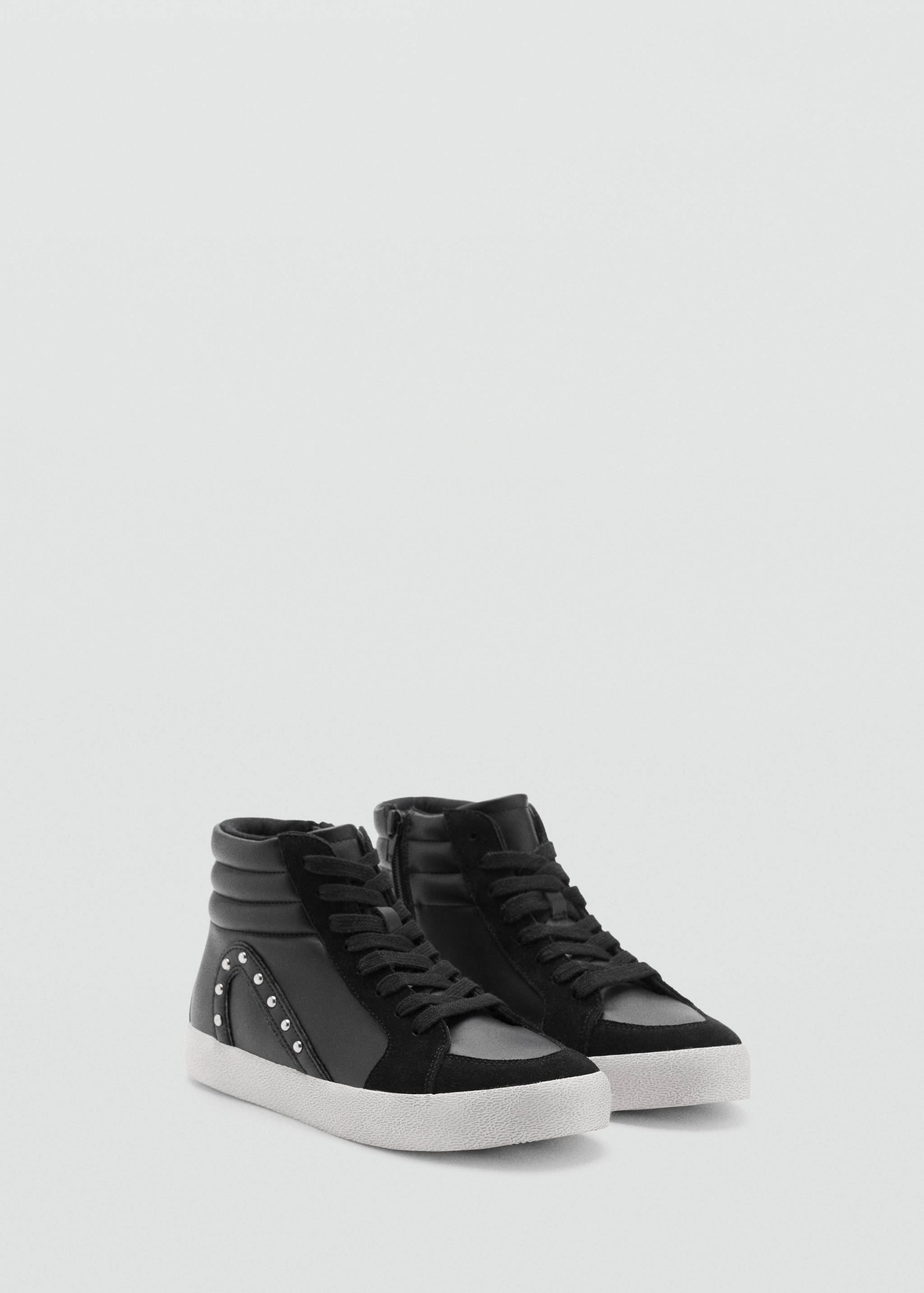 Bota deportiva tachas - Plano medio