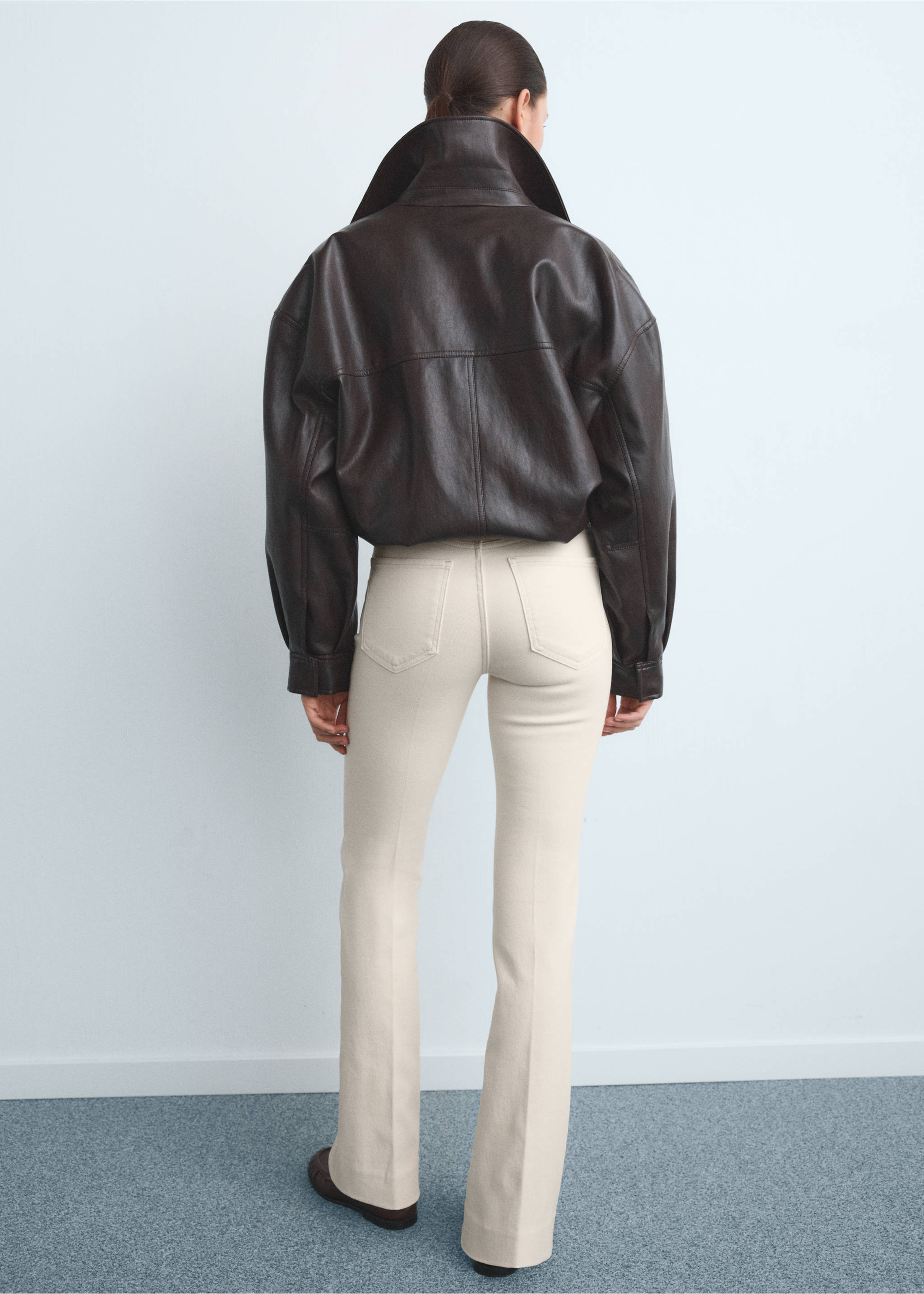 Mid-rise flared jeans - Reverse of the article, Ecru. Ref: 17084090-00.