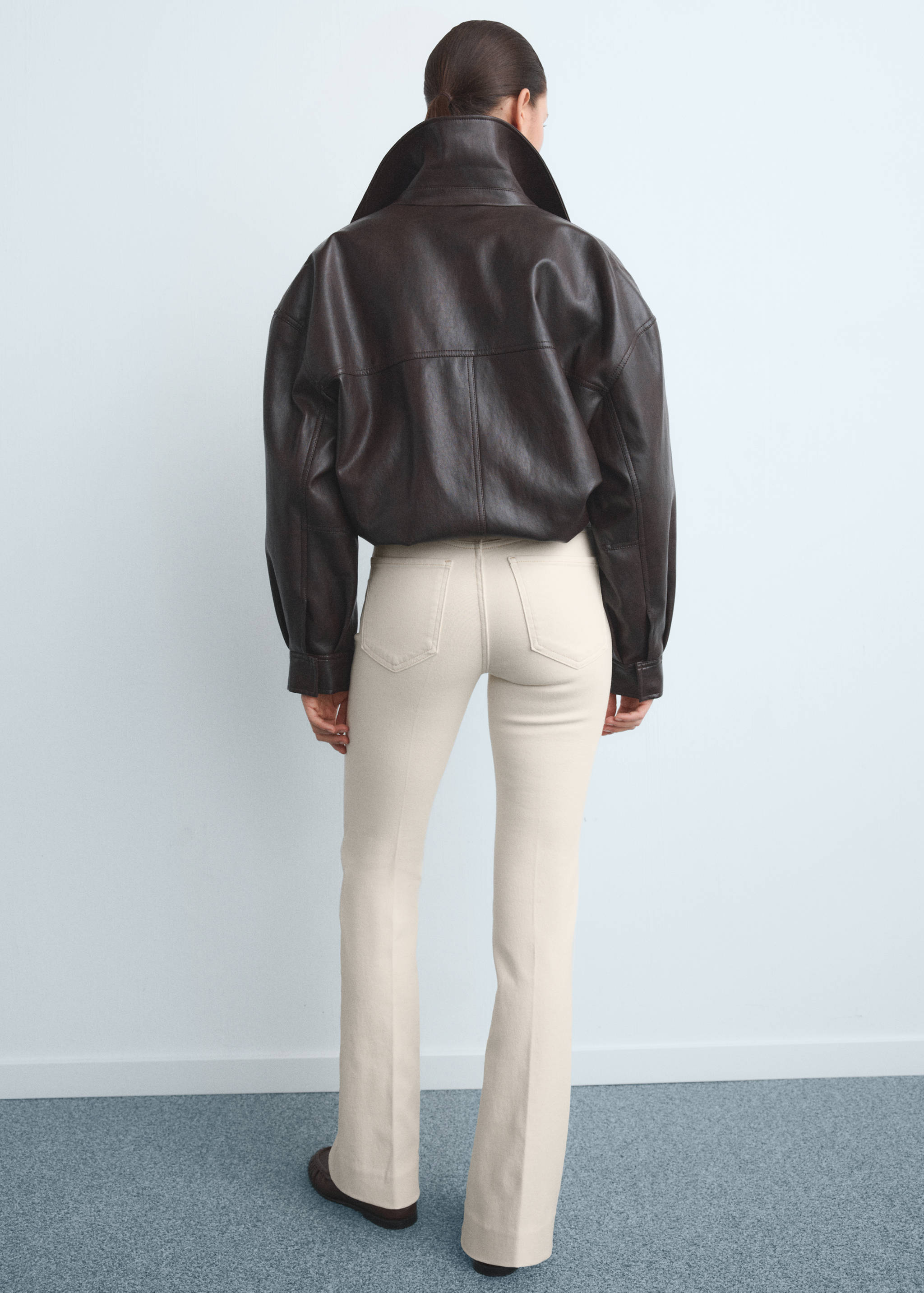 Mid-rise flared jeans - Reverse of the article