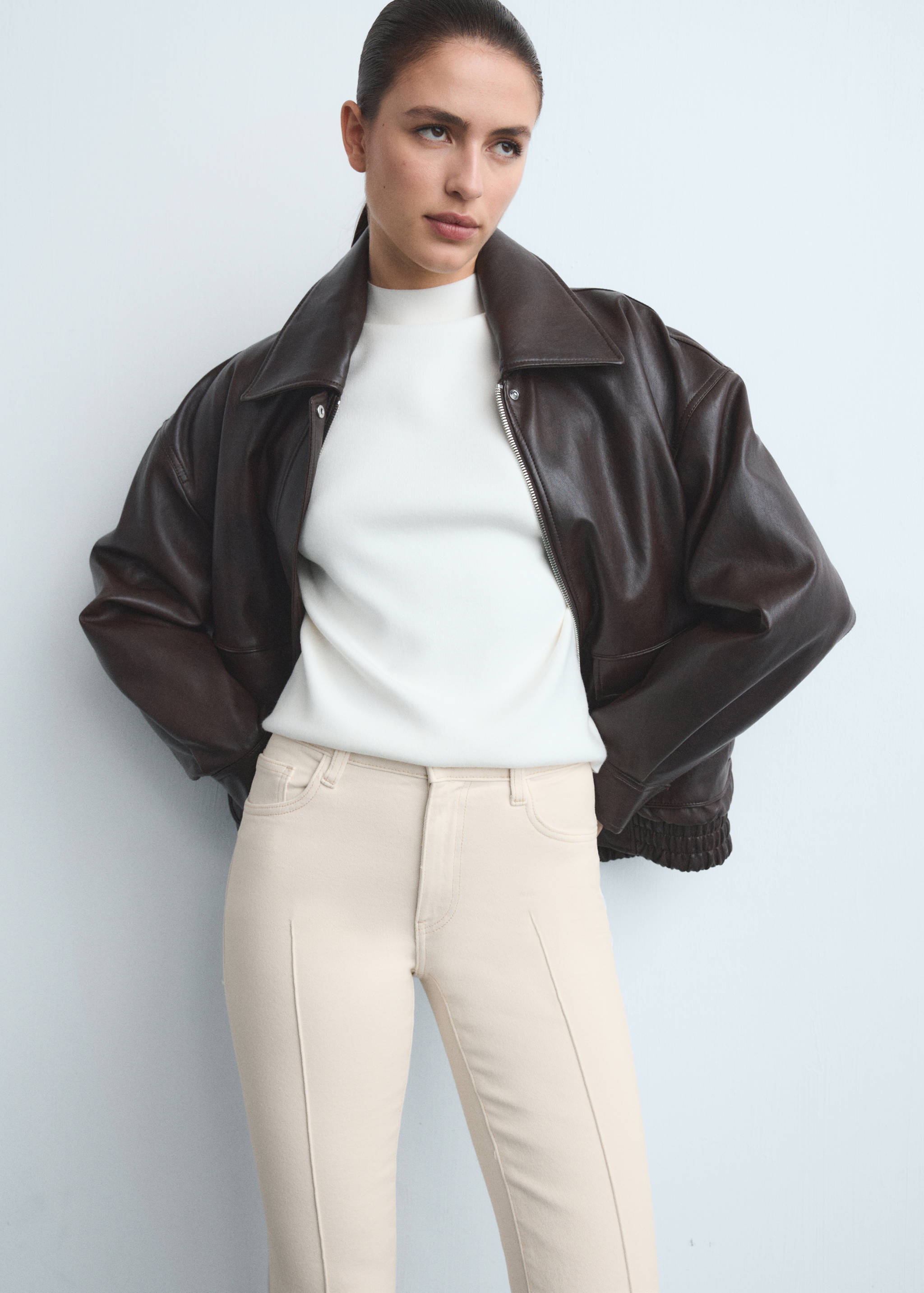 Mid-rise flared jeans - Details of the article 1