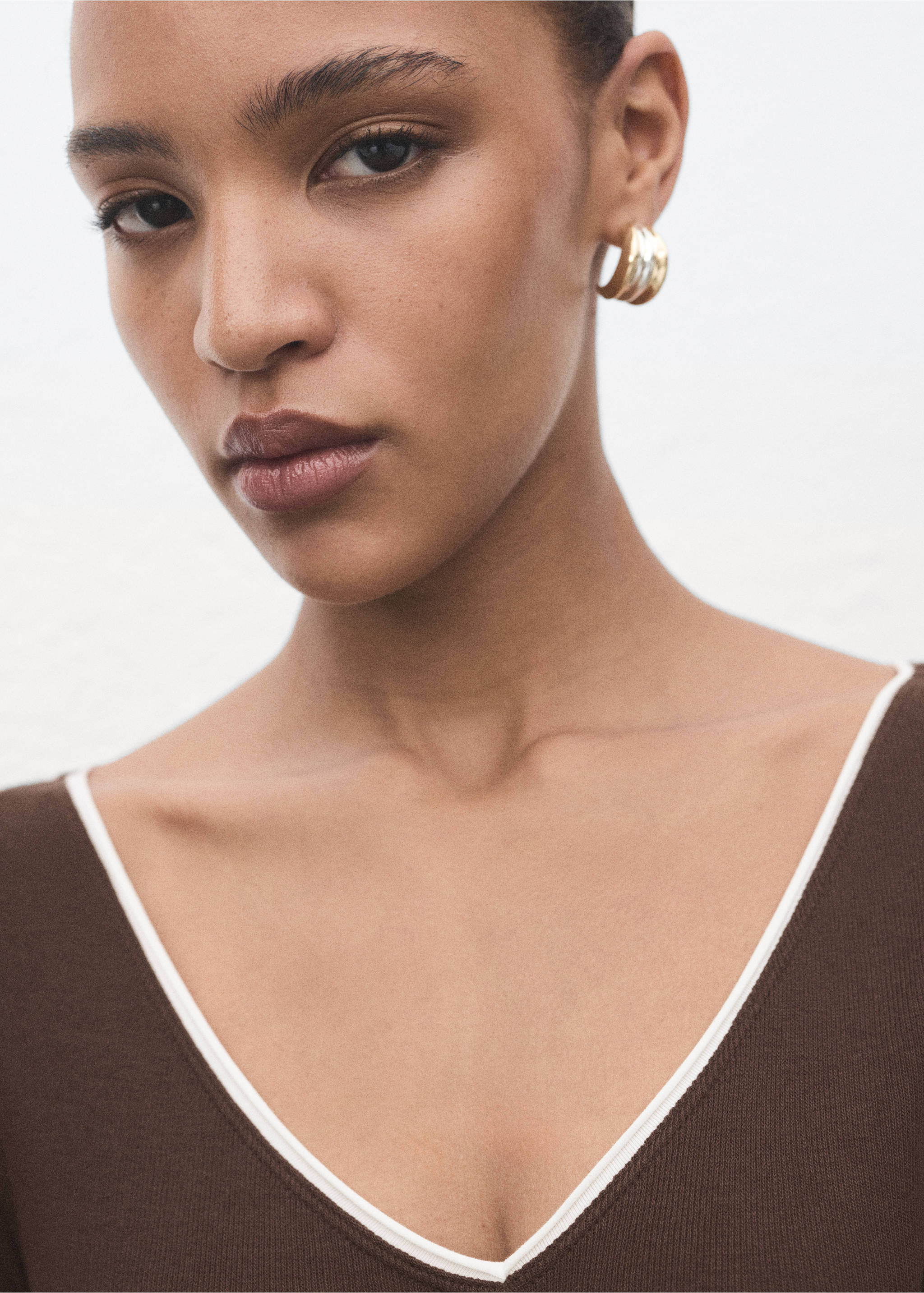 V-neck combined-fabric t-shirt - Details of the article 1, Brown. Ref: 17084094-00.