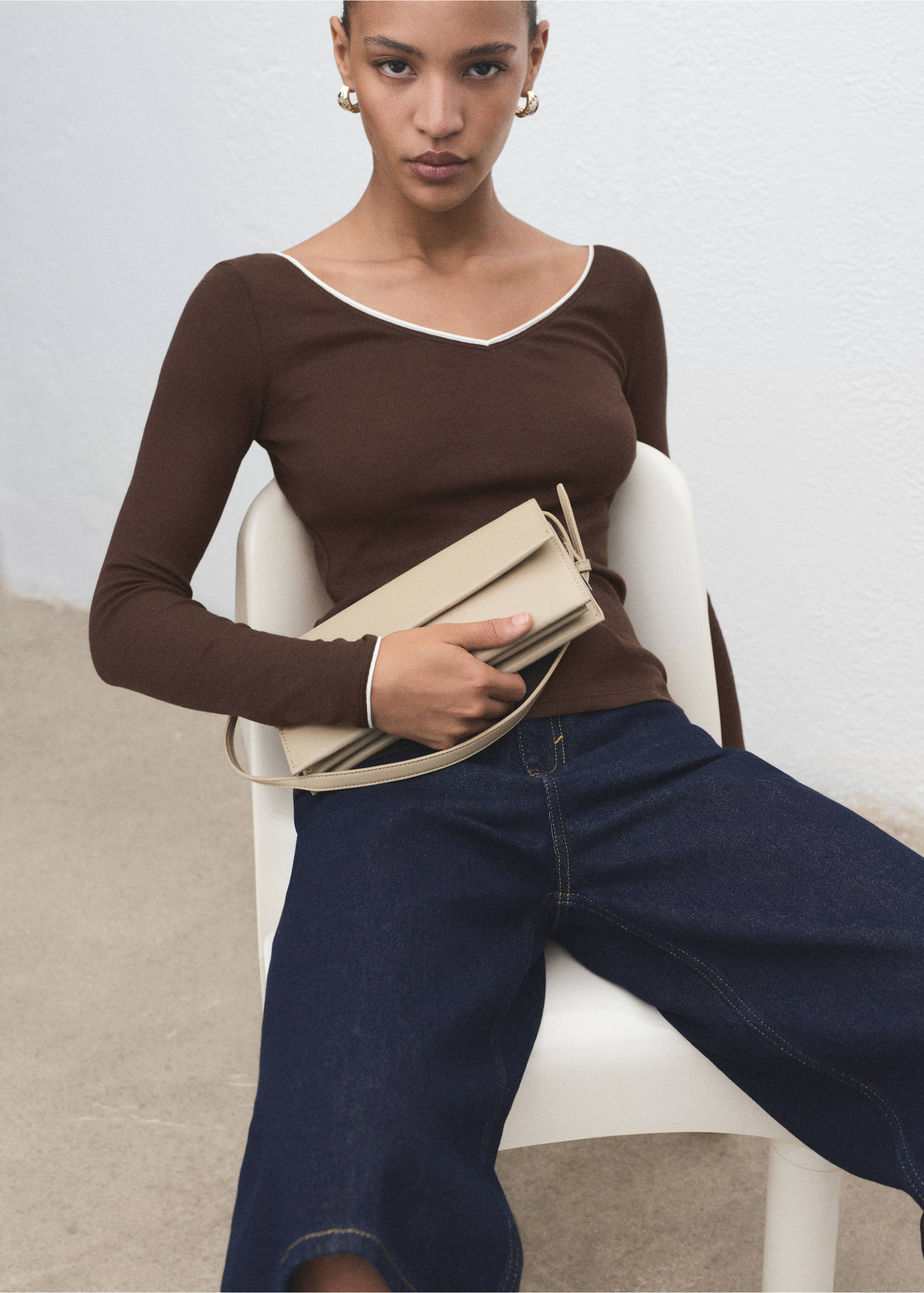 V-neck combined-fabric t-shirt - Details of the article 2, Brown. Ref: 17084094-00.
