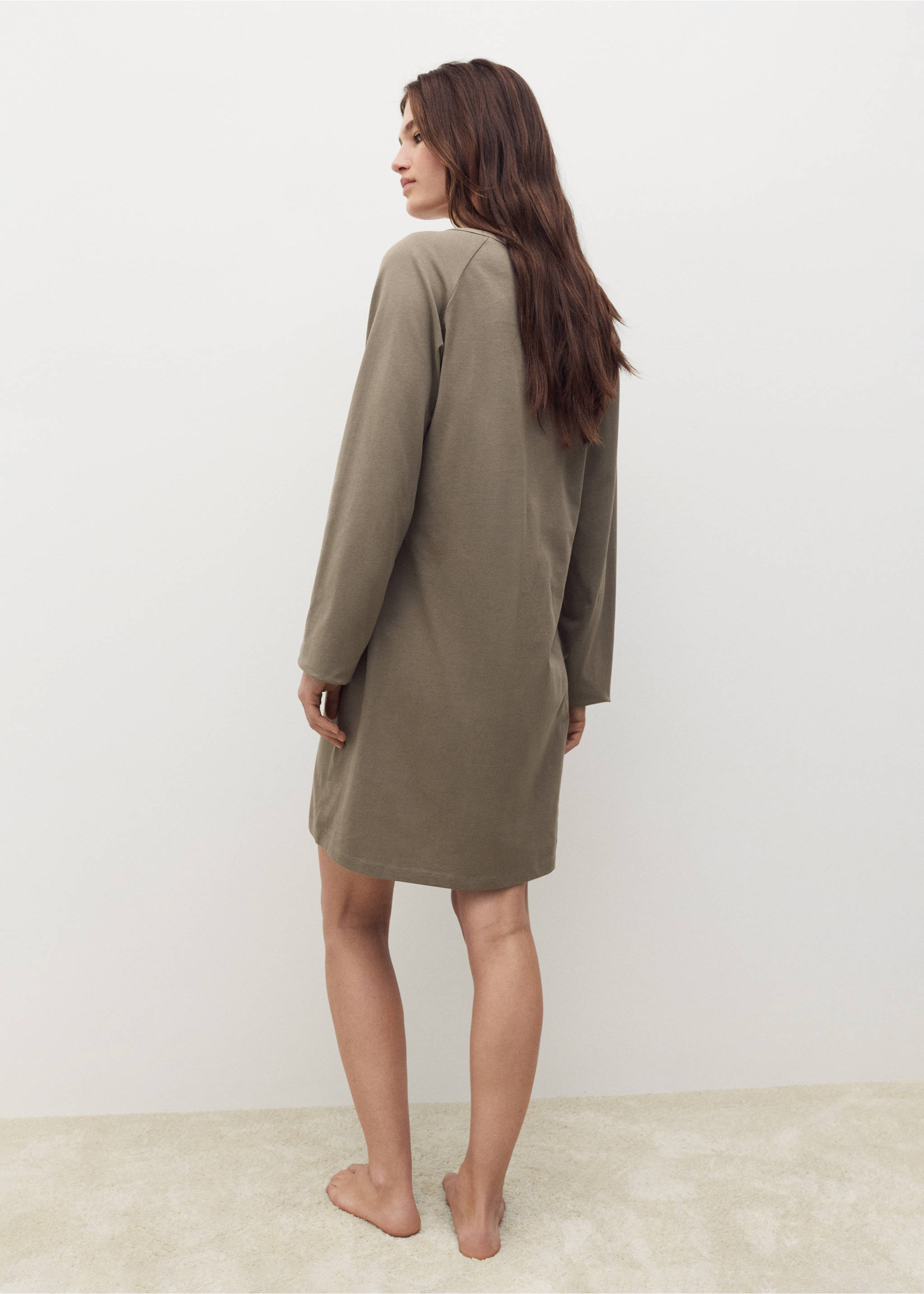 Nachthemd aus Baumwolle mit Knopfdetails - Rückseite des Artikels, Mittelbraun. Ref: 17084103-00.