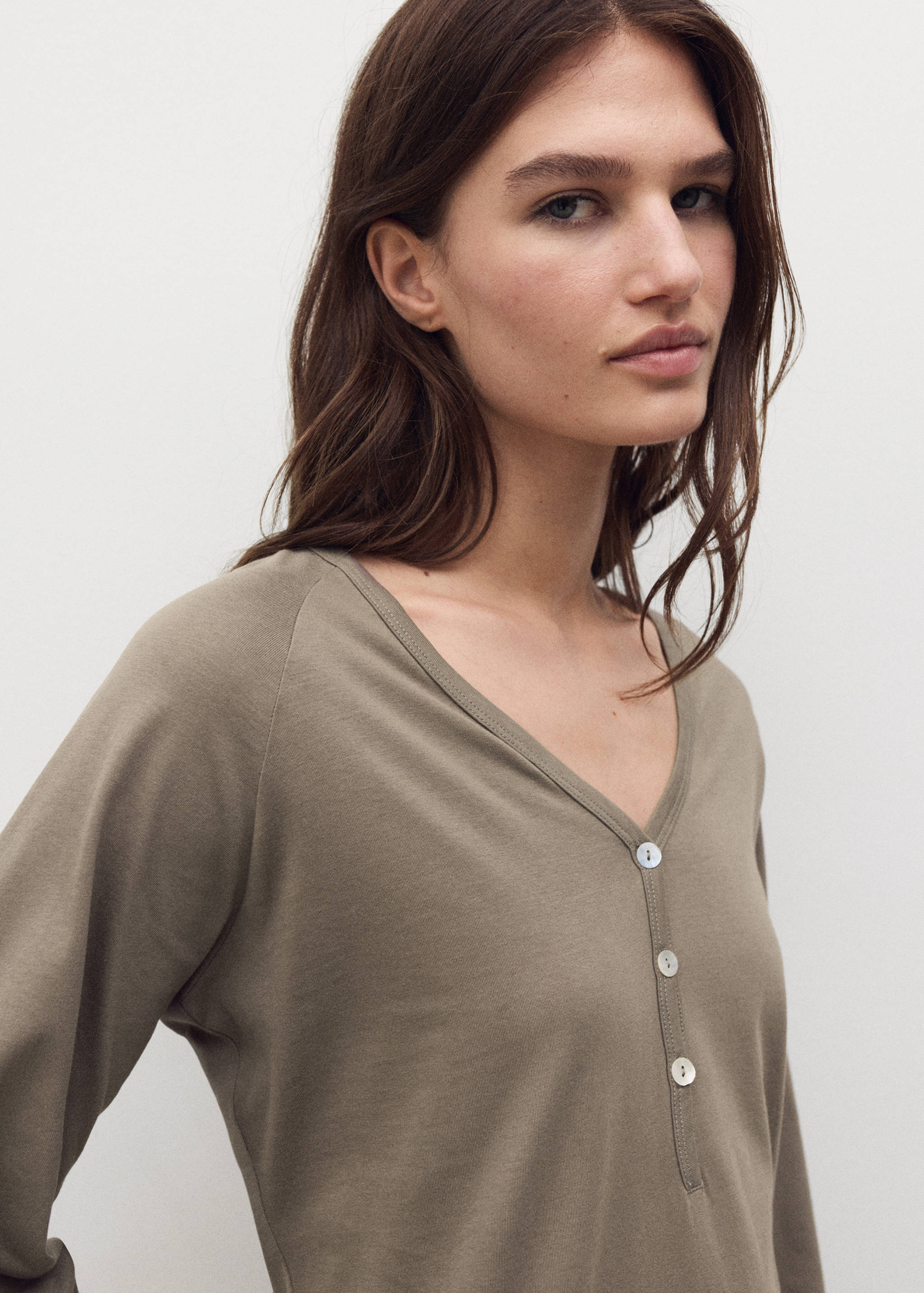 Nachthemd aus Baumwolle mit Knopfdetails - Detail des Artikels 1