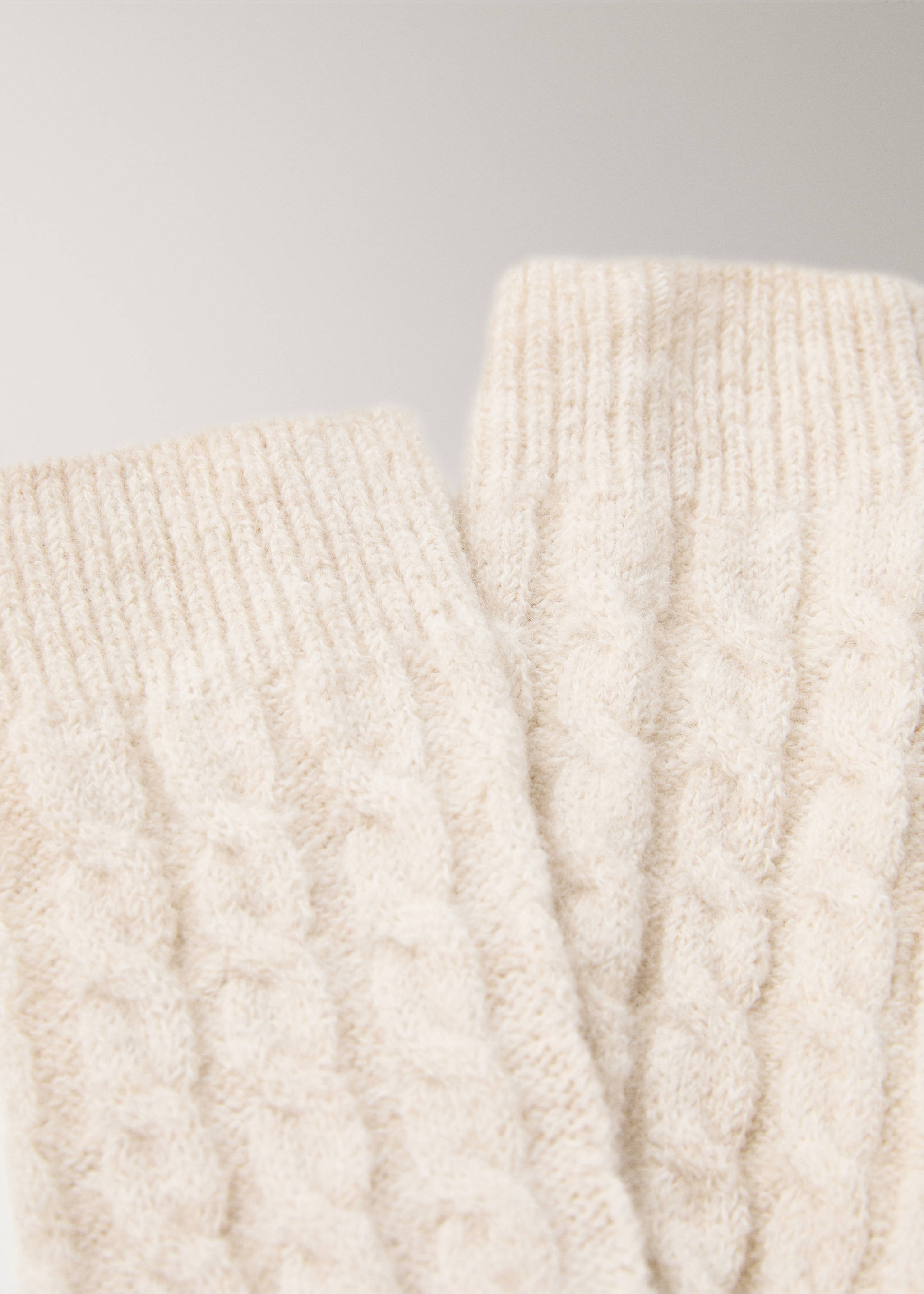 Grobstricksocken mit Zopfmuster - Detail des Artikels 1, Ecru. Ref: 17084109-00.