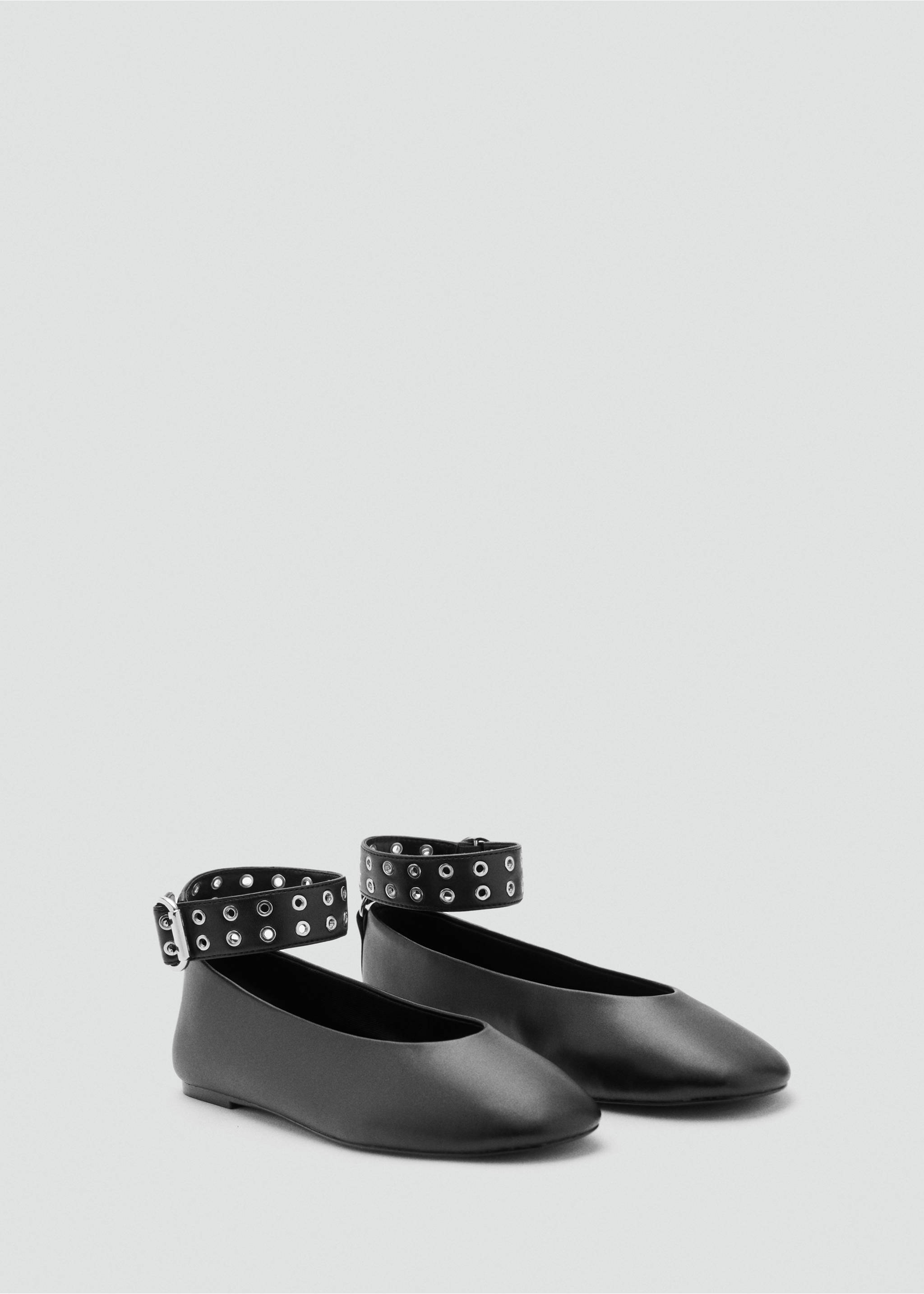 Μπαλαρίνα με λουράκι και eyelets - Μεσαίο πλάνο, Μαύρο. Ref: 17084110-00.