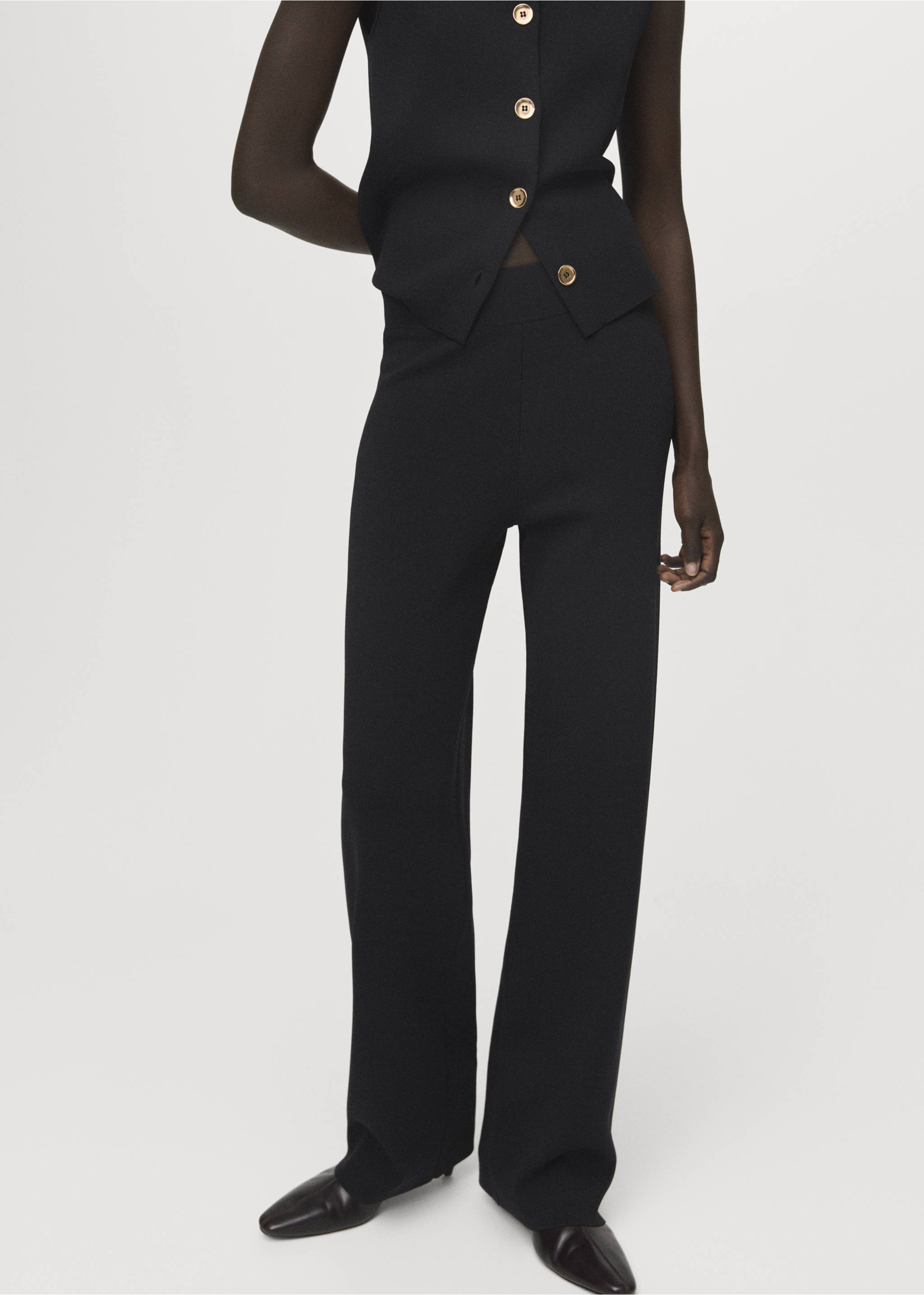 Pantalones rectos de color negro liso, combinados con un chaleco de botones negro a juego., Negro. Ref: 17084116-00.