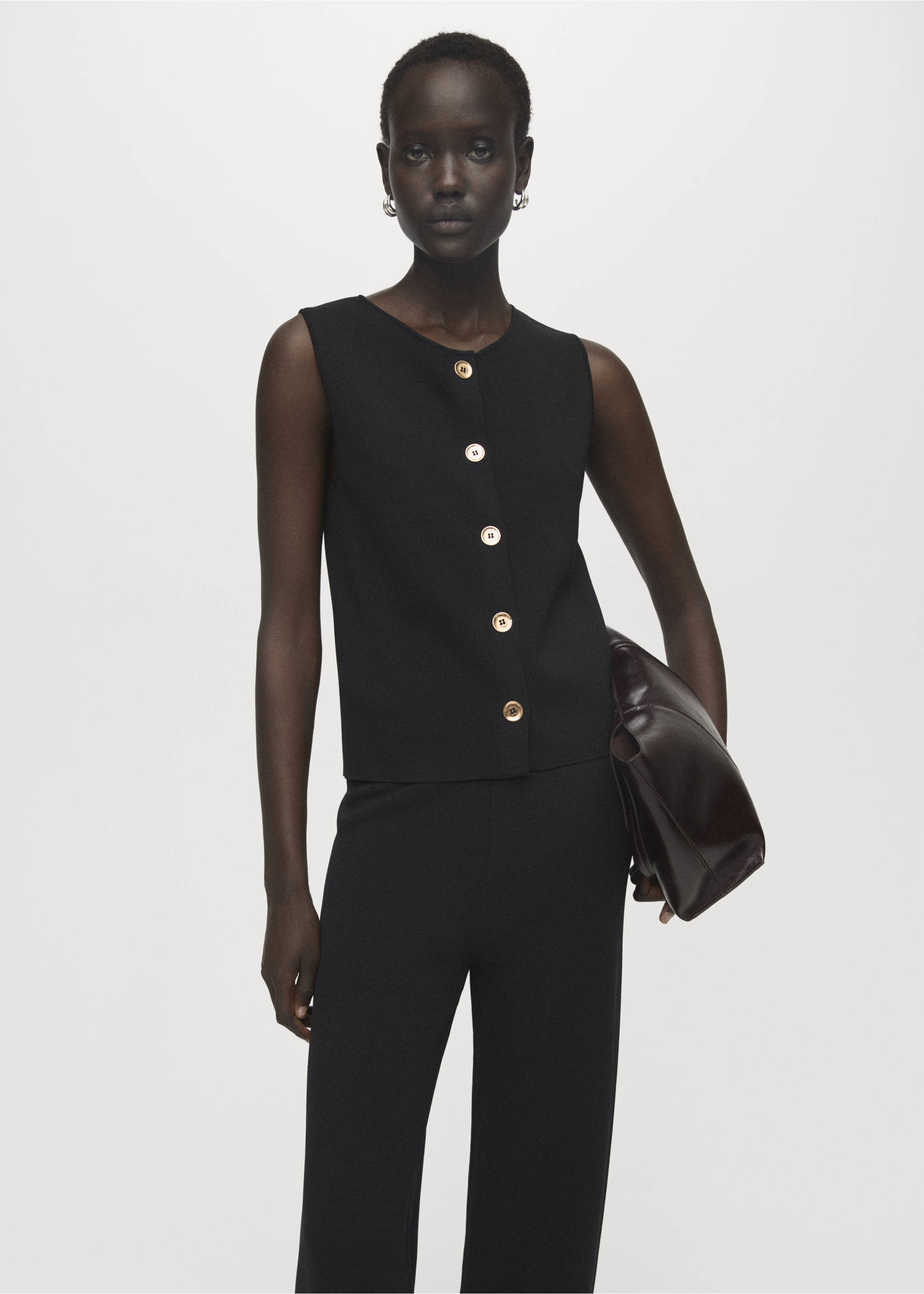 Pantalones negros combinados en conjunto con un top sin mangas con botones delanteros., Negro. Ref: 17084116-00.