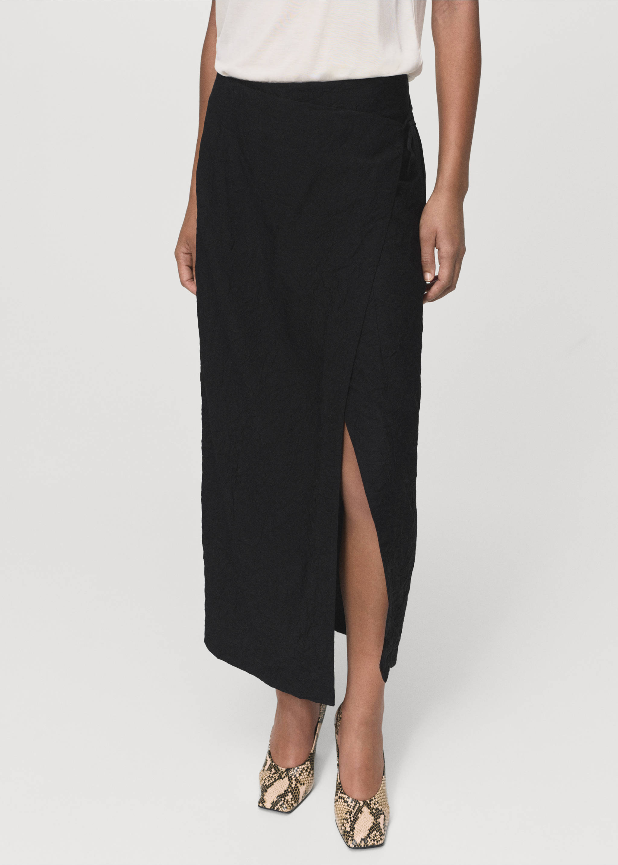 Creased-effect wrap-around skirt - Medium plane, Black. Ref: 17084421-00.