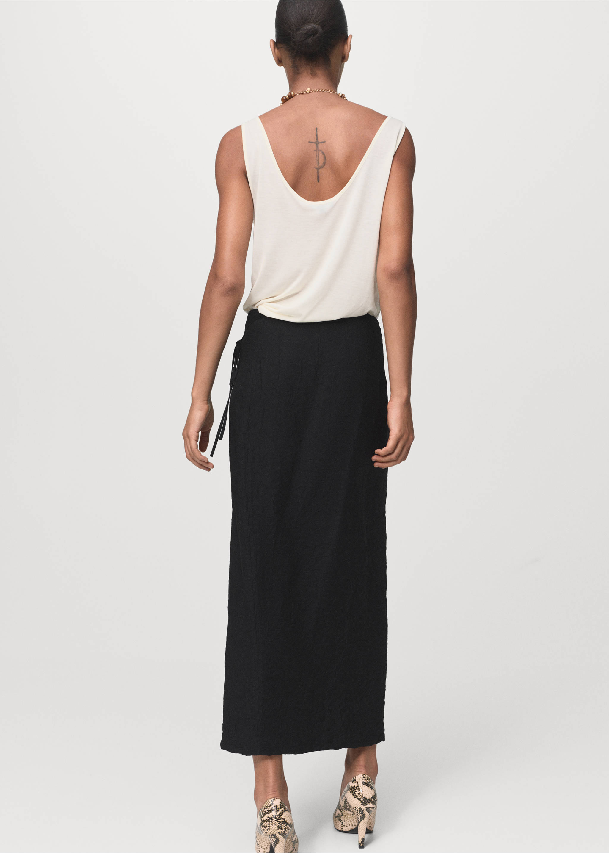 Creased-effect wrap-around skirt - Reverse of the article, Black. Ref: 17084421-00.