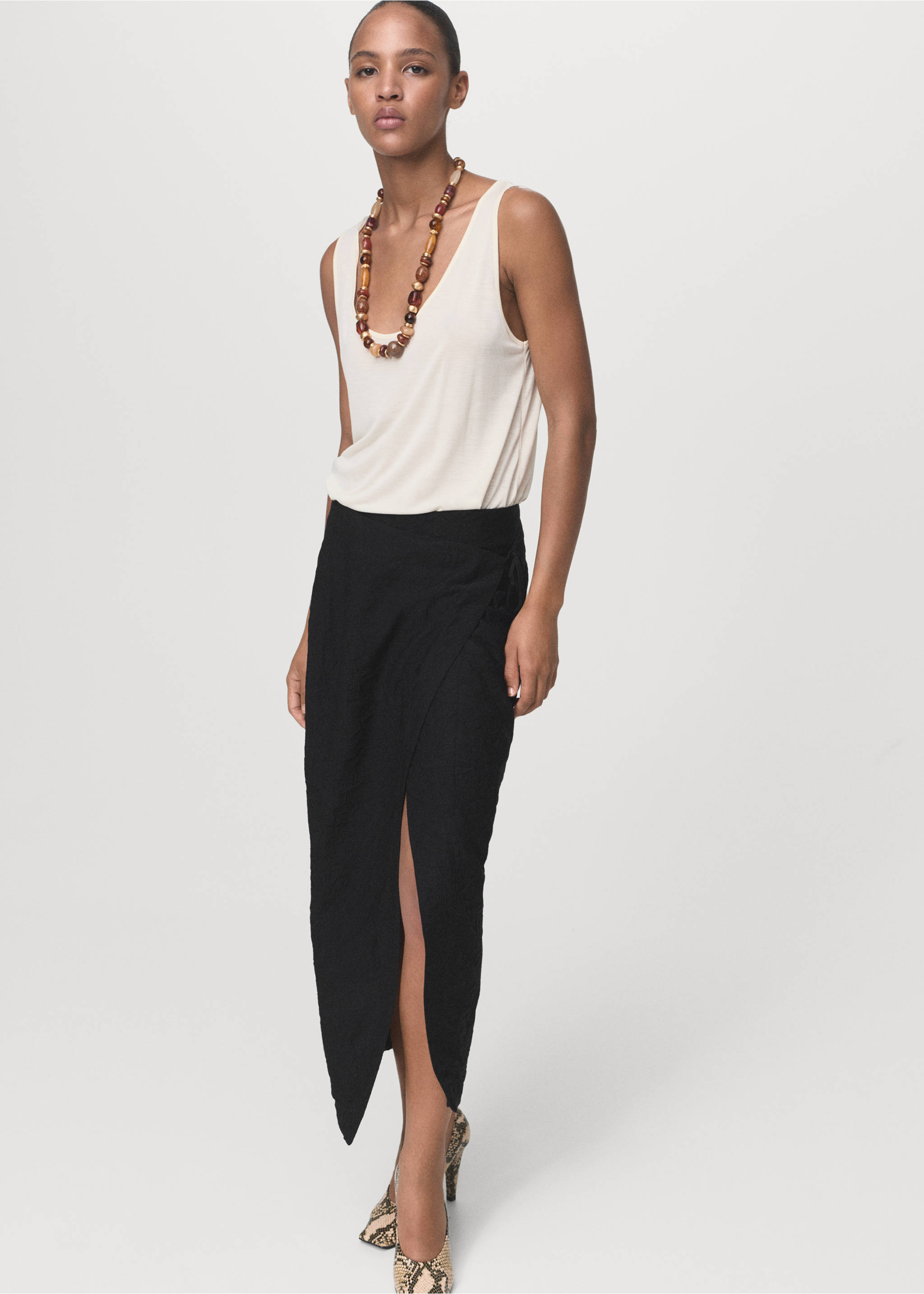 Creased-effect wrap-around skirt - Details of the article 3, Black. Ref: 17084421-00.