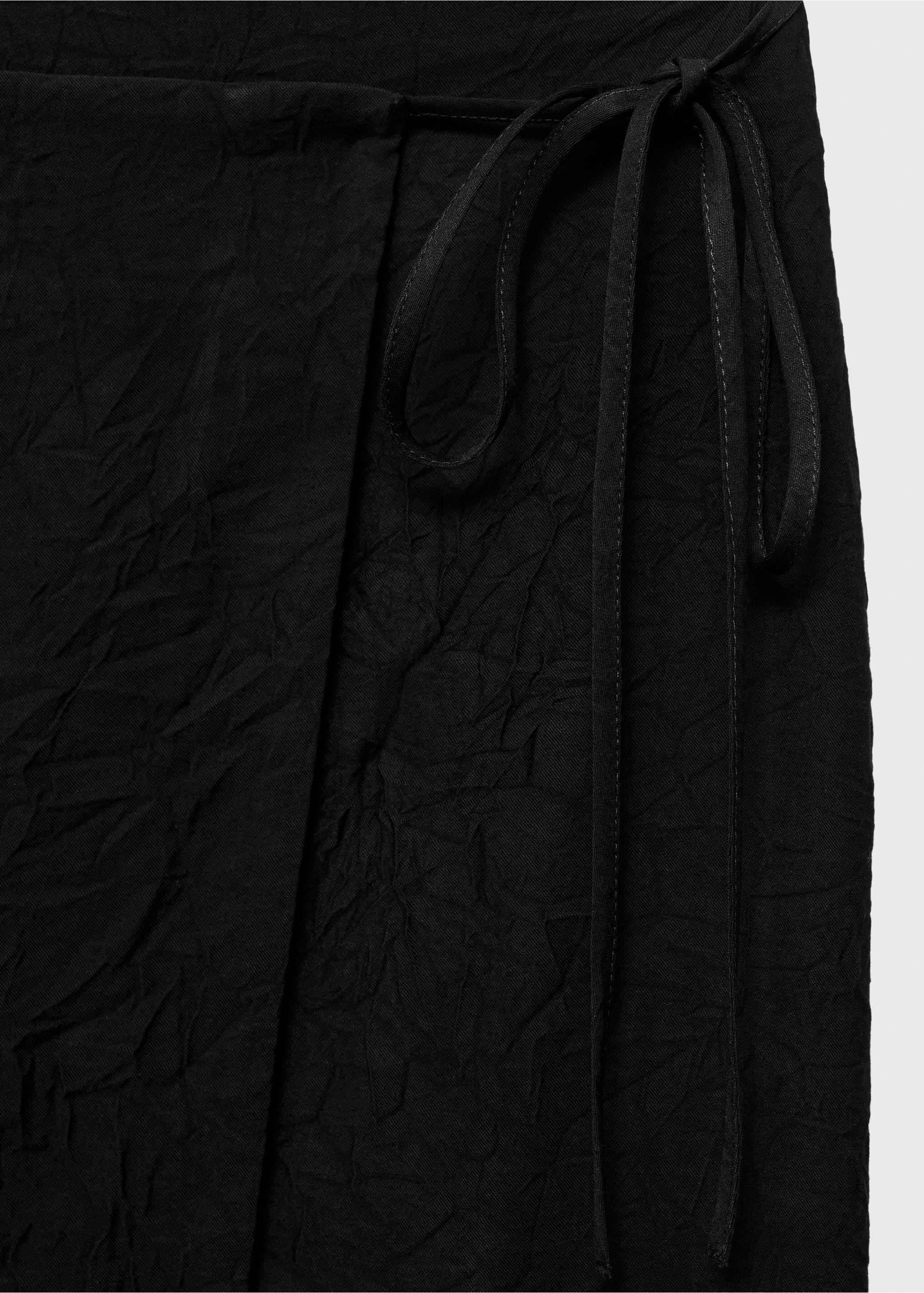 Creased-effect wrap-around skirt - Details of the article 8, Black. Ref: 17084421-00.